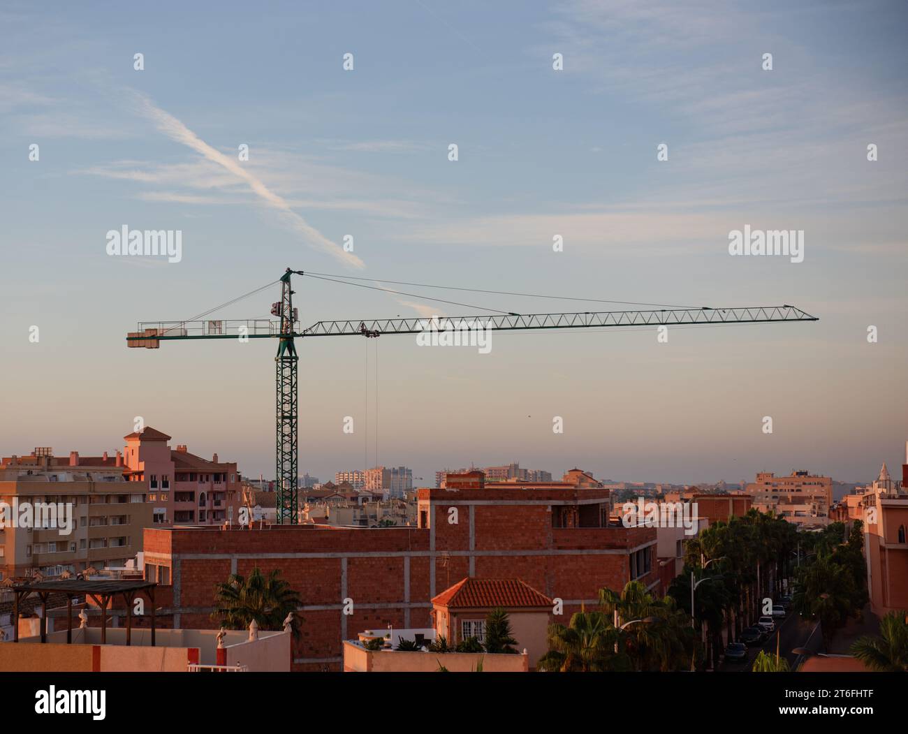 Der Kranturm auf der Baustelle eines Hochhauses Stockfoto