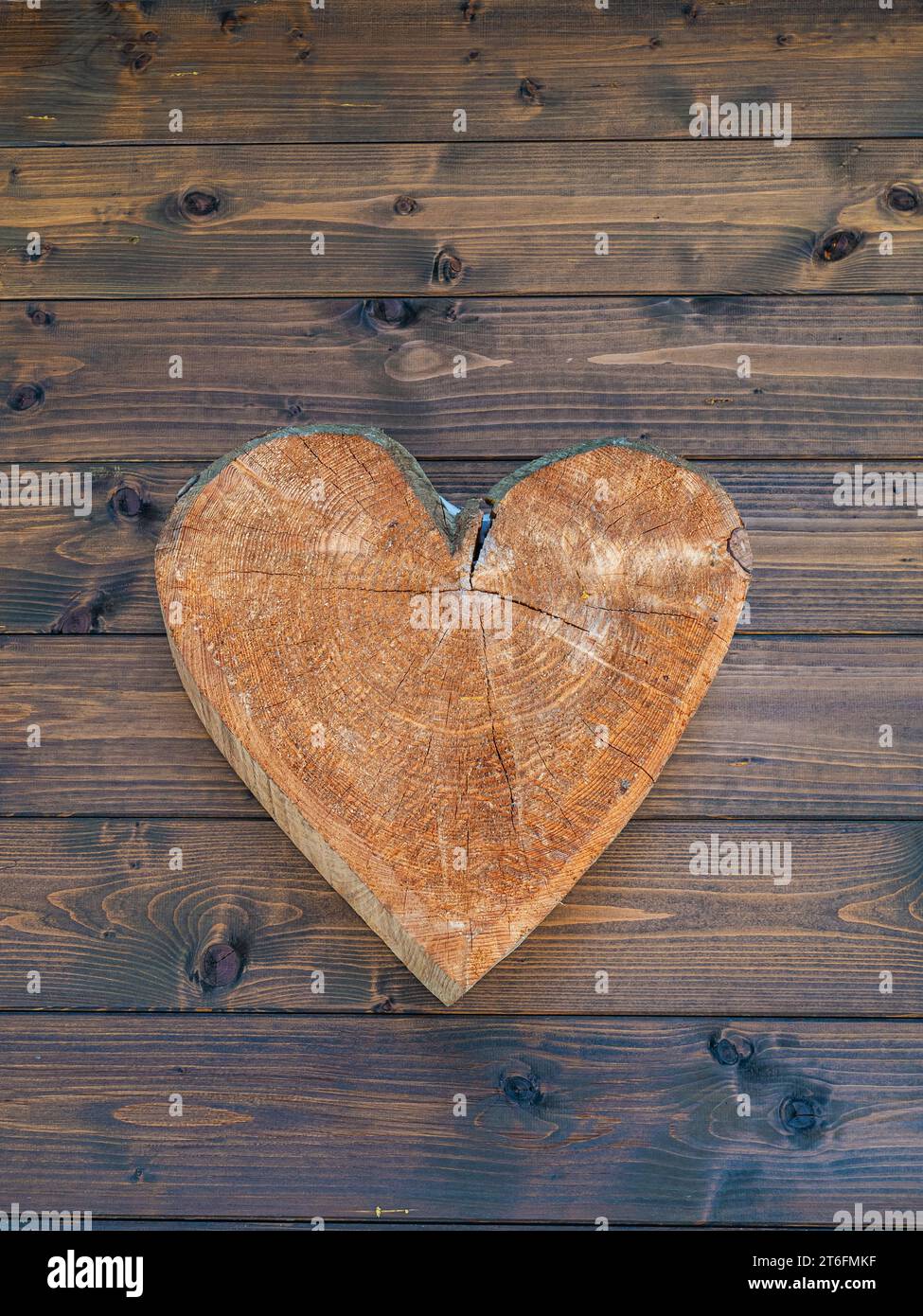 Hölzerne Herzform auf Holzplanken, rustikales, romantisches Design, valentinstag-weihnachtskarte Stockfoto