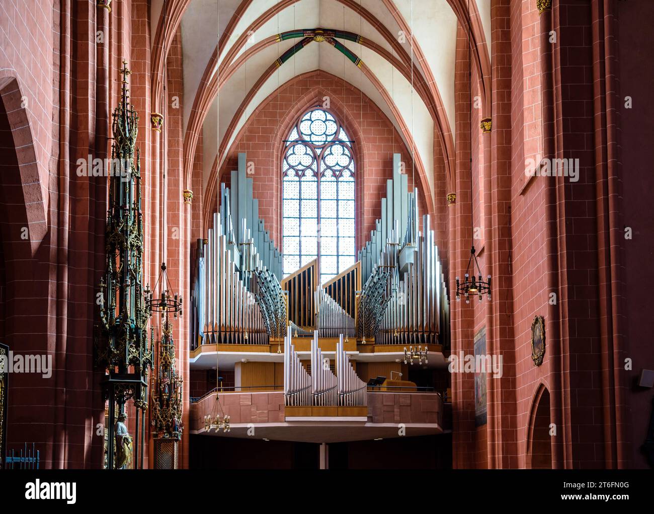Vorderansicht der Hauptorgel im Frankfurter Dom, 1957 von Klais als Opus 1109 im neobarocken Stil erbaut, mit Freipfeifenfront. Stockfoto