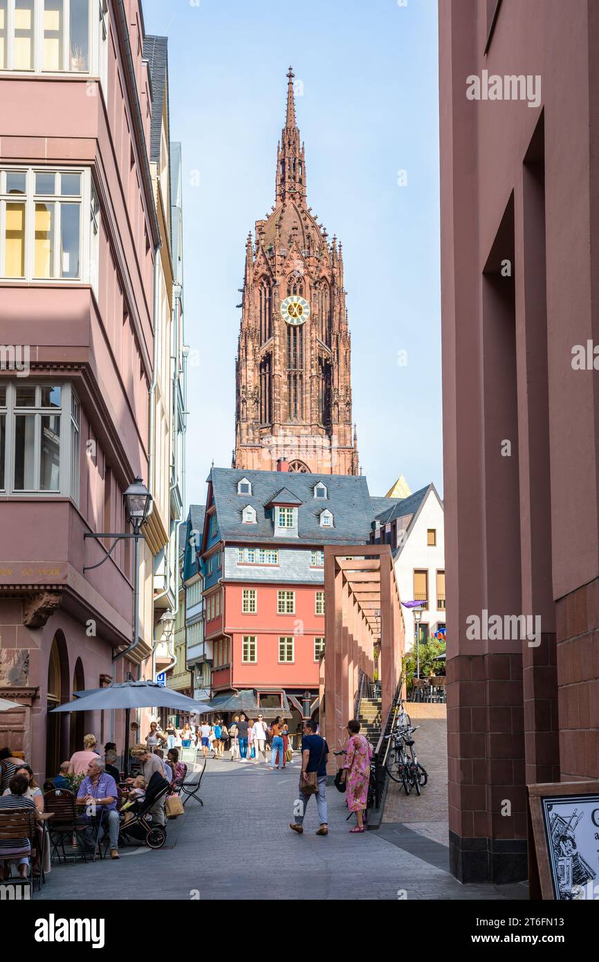 Der Glockenturm des Frankfurter Doms überblickt die mittelalterlichen