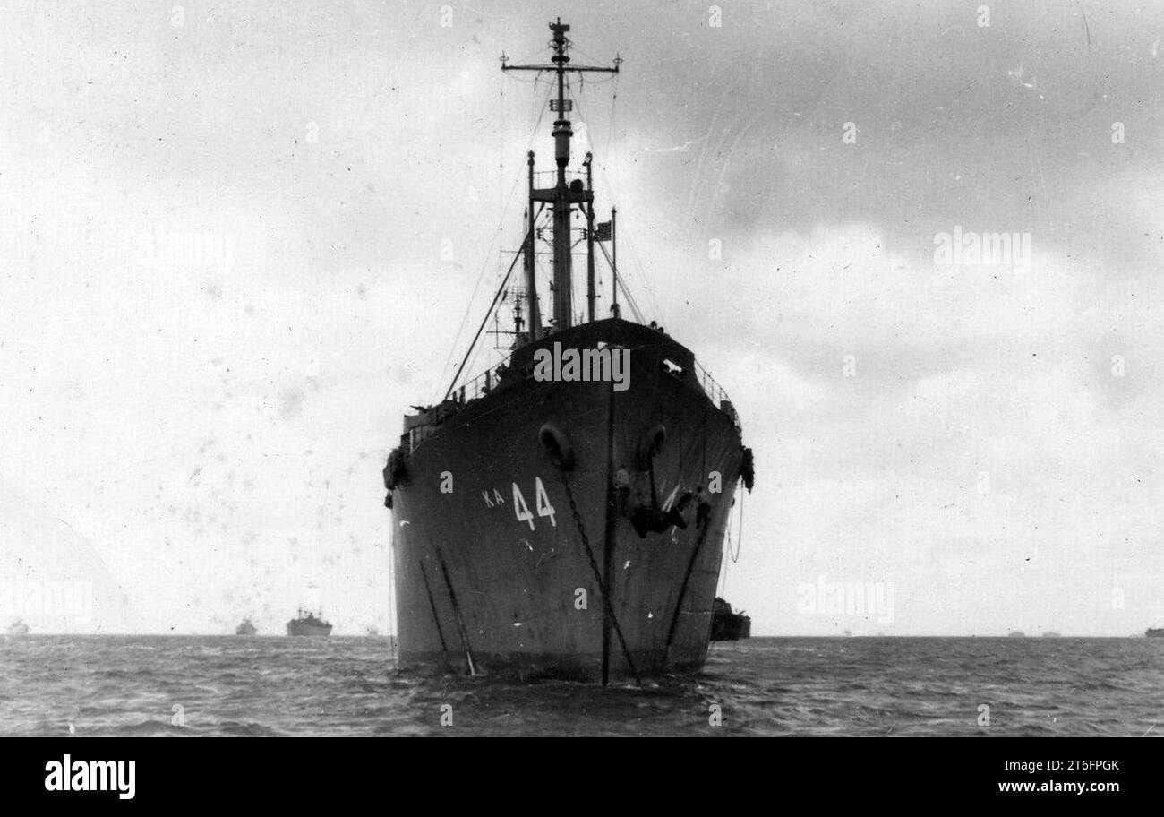 USS Sylvania (AKA-44) vor Luzon, Philippinen, ca. August-September 1945 Stockfoto