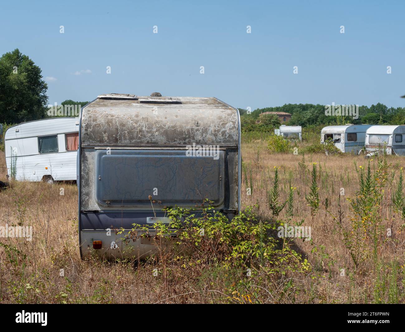 Verlassener Campingplatz mit alten Wohnwagen Stockfoto