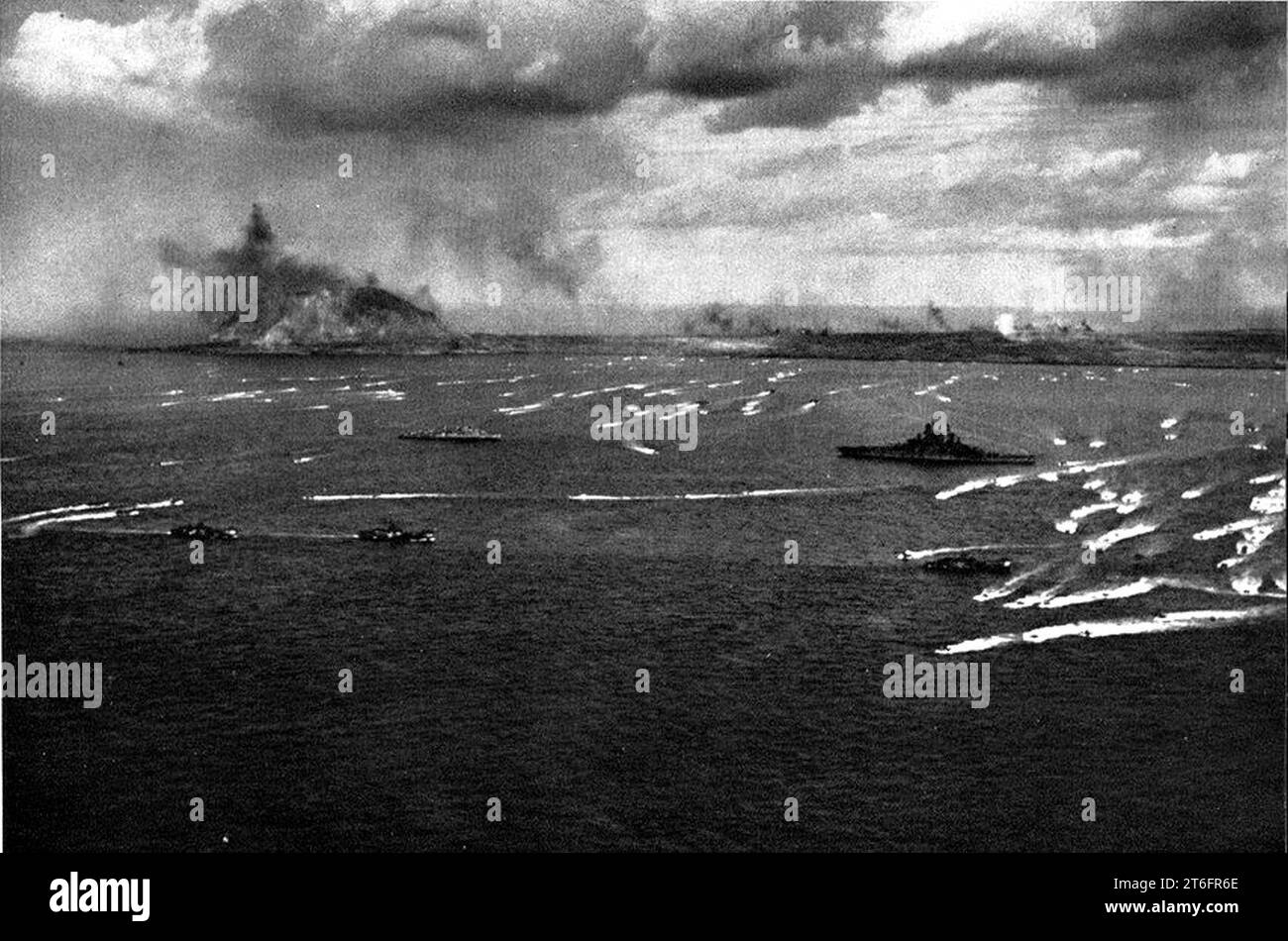 USS Tennessee (BB-43) und Invasionsflotte vor Iwo Jima 1945 Stockfoto