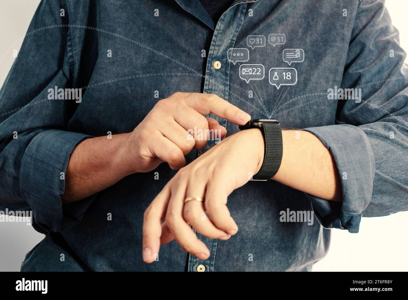 Nahaufnahme eines Mannes, der mit seiner schwarzen Smartwatch interagiert und digitale Benachrichtigungen verwaltet, was auf moderne drahtlose Kommunikation hinweist. Stockfoto