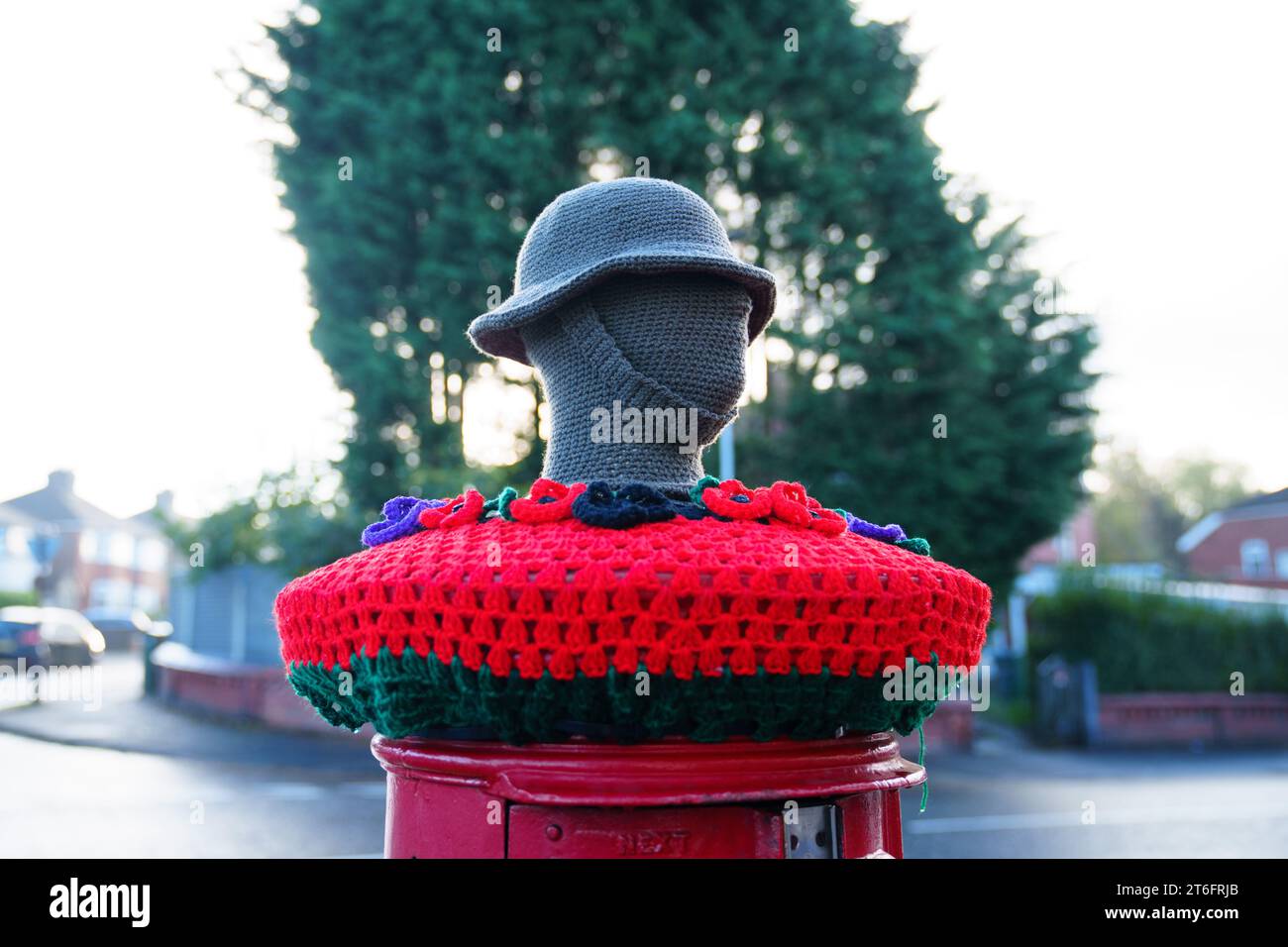 Ein gestrickter Briefkasten-Topper zum Gedenken an den Waffenstillstand Dayis in Manchester, Großbritannien. Quelle: Jon Super/Alamy Live News. Stockfoto