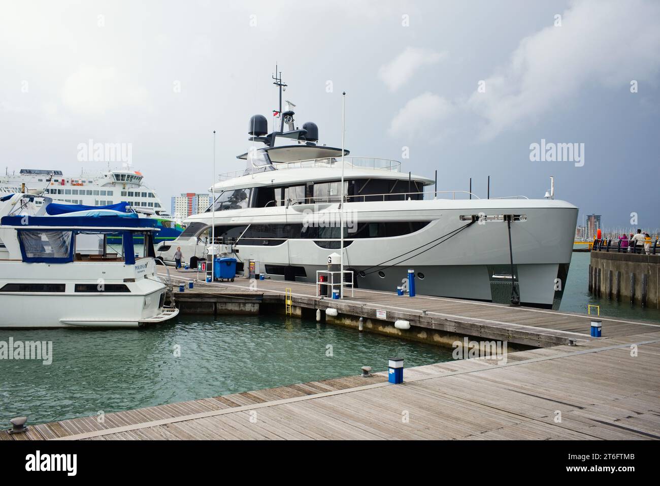 Die in Italien gebaute Superyacht Pheonix liegt an den Gunwharf Quays in Portsmouth Stockfoto