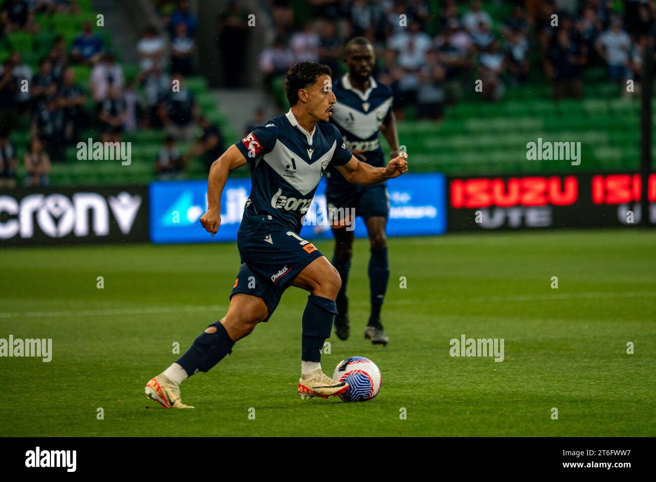 Melbourne, Australien. 10. November 2023. Melbourne Victory Daniel Arzani (#19) dribbelt den Ball in Richtung Box. Quelle: James Forrester/Alamy Live News Stockfoto