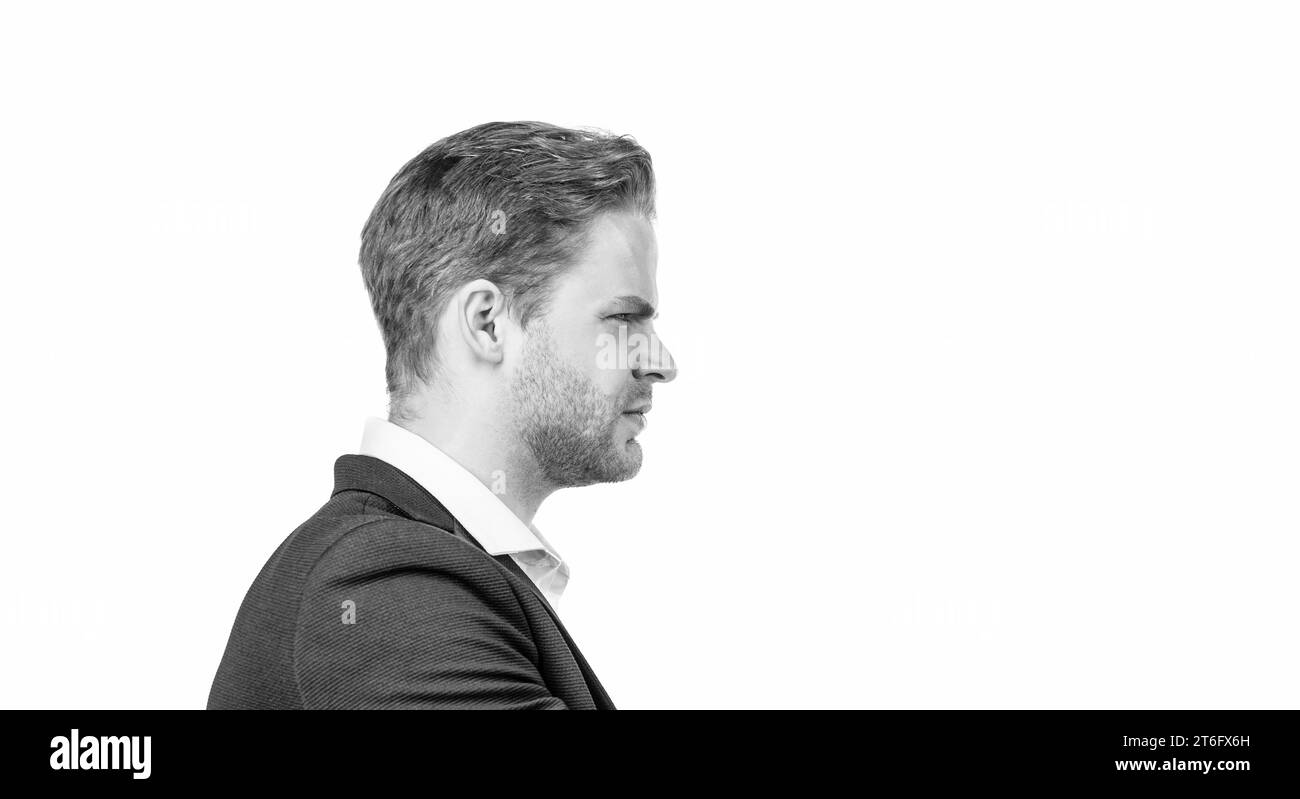 Jemandem die Stirn geben. Professioneller Mann runzelt isoliert auf weiß. Geschäftsmann mit runzelndem Gesichtsprofil. Dieser Boss ist zu anspruchsvoll, Kopierraum. Stockfoto