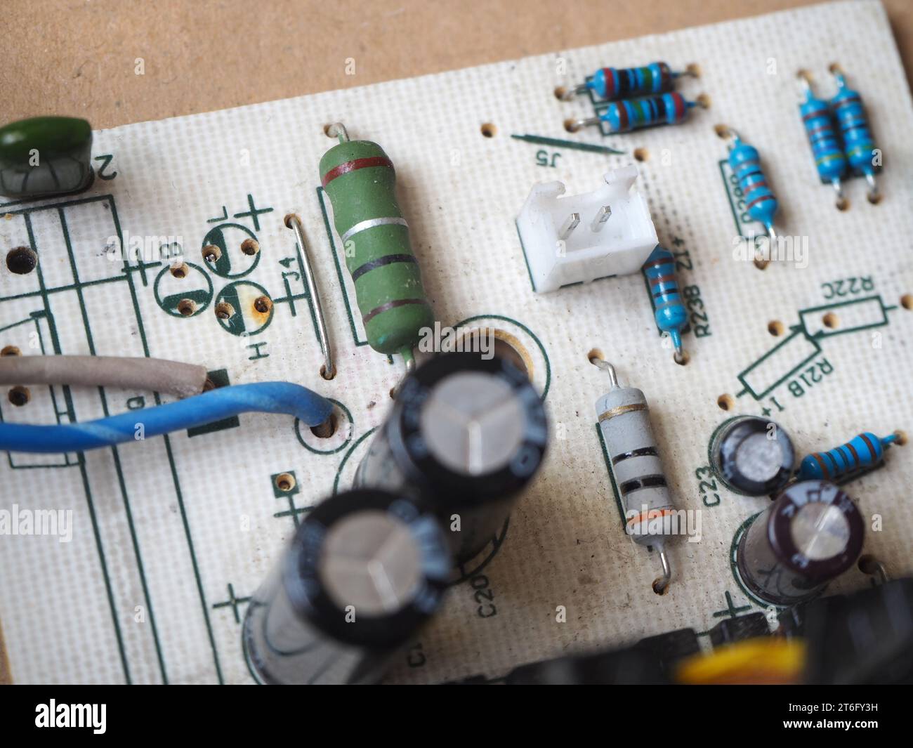 Widerstände mit verschiedenen Nennleistungen auf der elektronischen Leiterplatte. Stockfoto