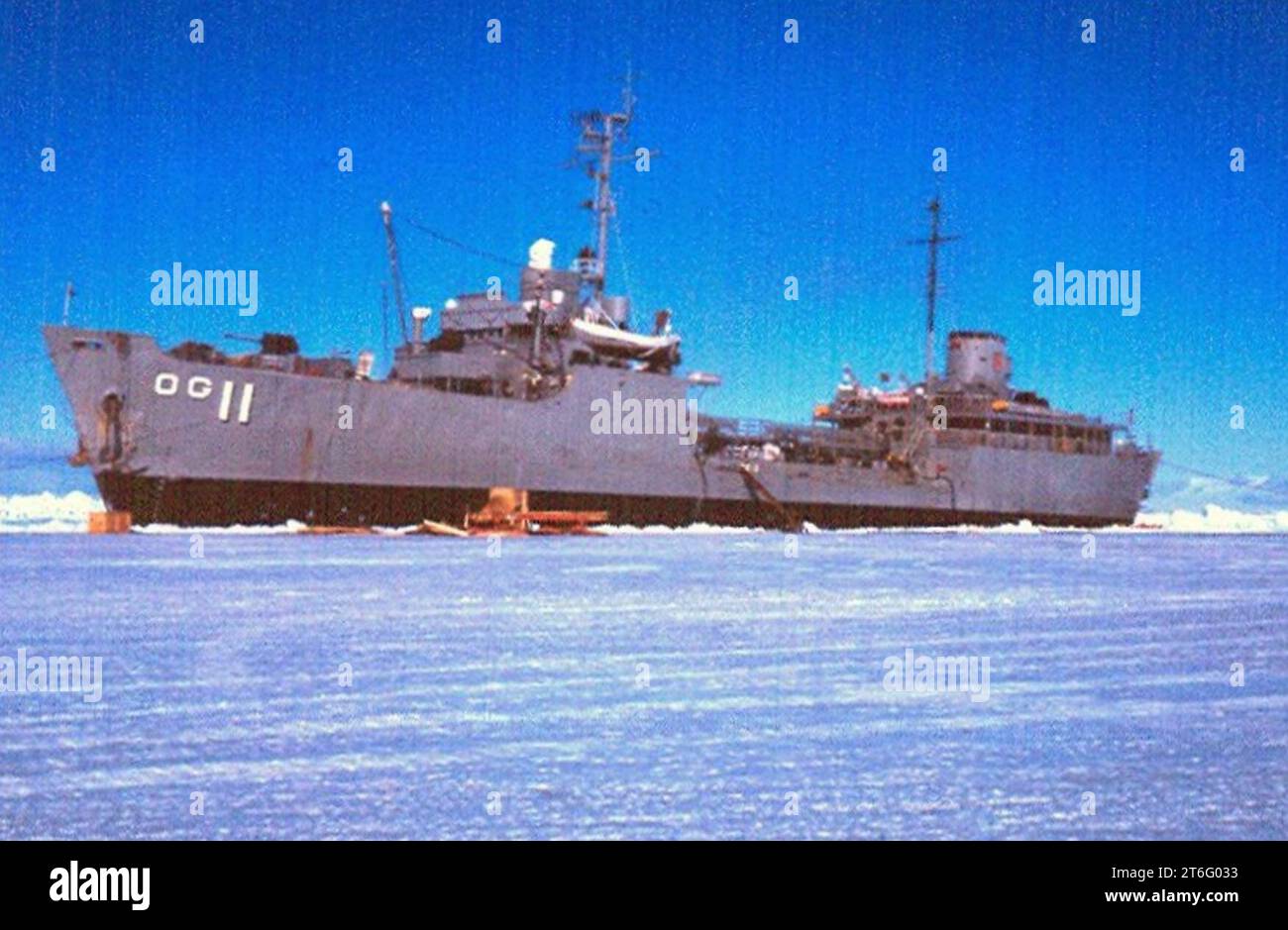 USS Tombigbee (AOG-11) im McMurdo Sound, Antarktis, im Januar 1963 Stockfoto