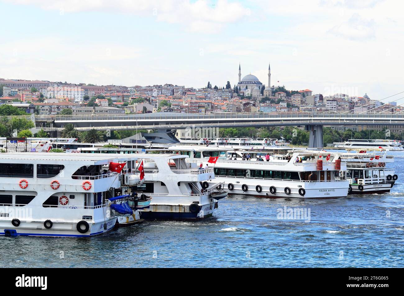 Istanbul, Türkiye. Fährhafen in Eminönü am Goldenen Horn Stockfoto