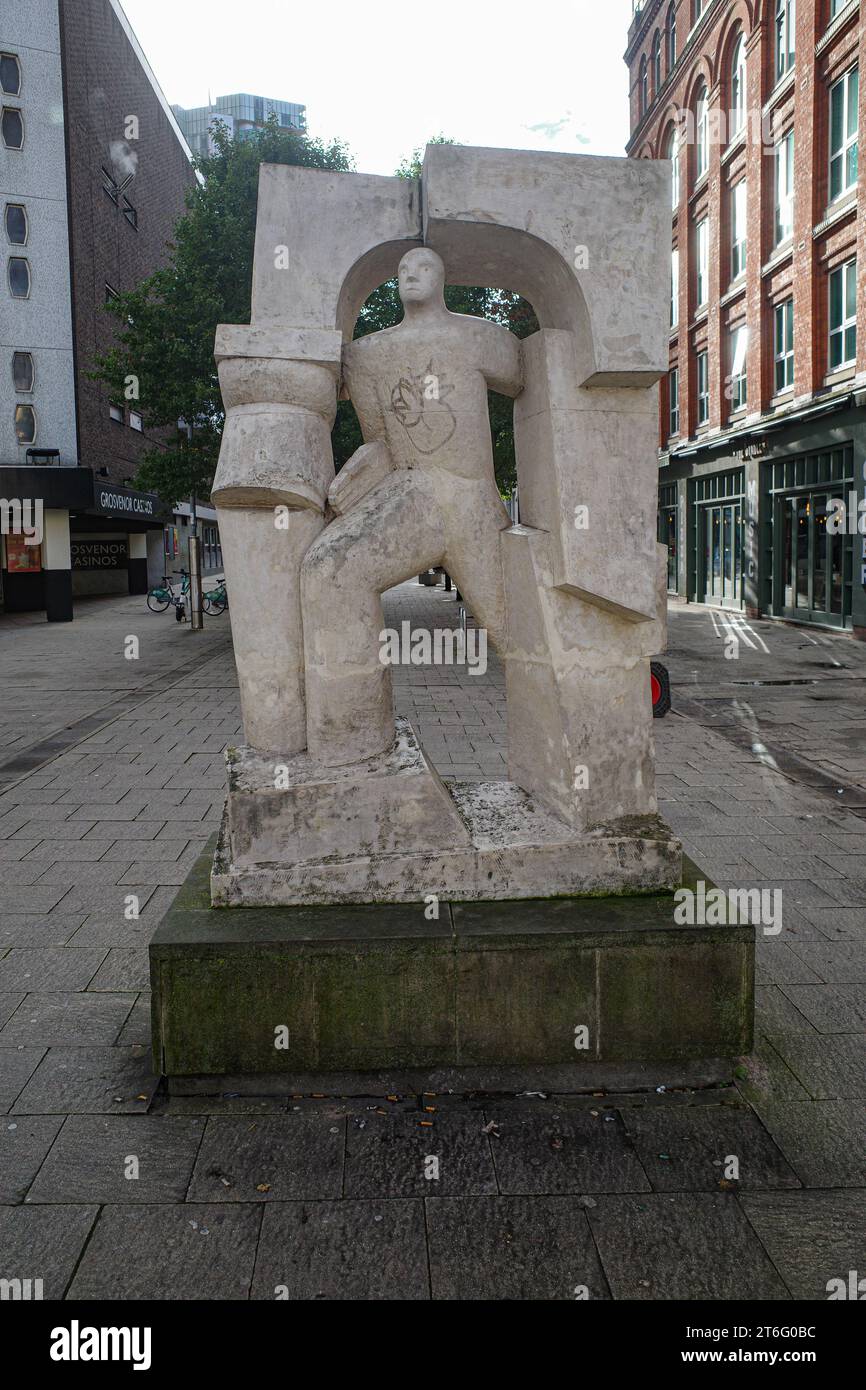 Birmingham, UK - 5. November 2023: Industrielle Skulptur in der Innenstadt von Birmingham Stockfoto