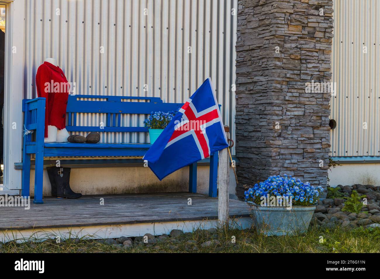 Jäger manequin vor einem Souvenirladen in Seydisfjordur, Island Stockfoto