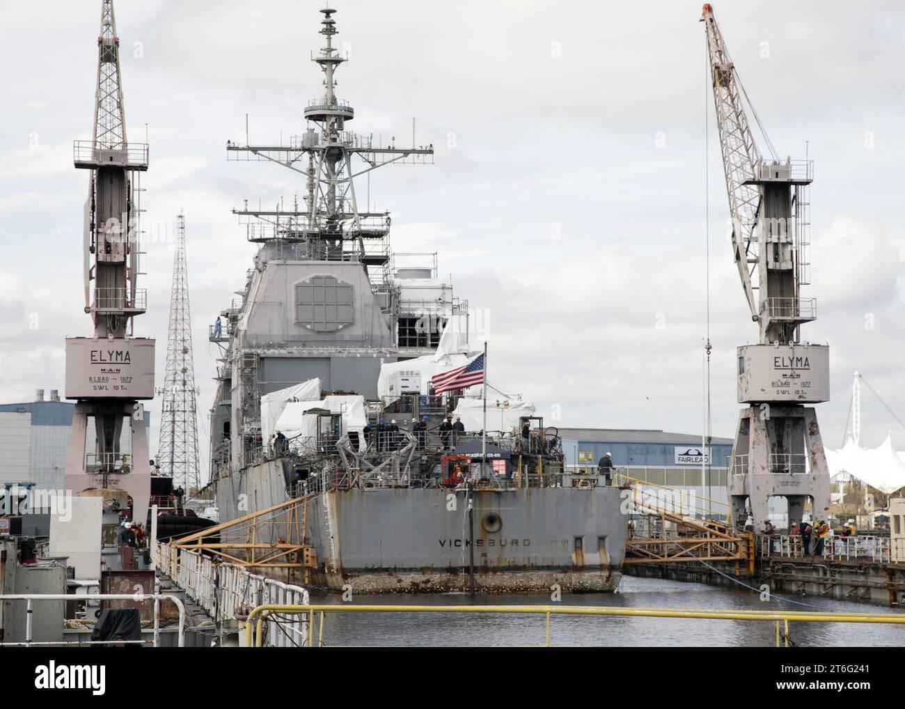 Die USS Vicksburg wird während einer Docking-Entwicklung auf der BAE Systems Shipyard in Norfolk 200324 manövriert Stockfoto