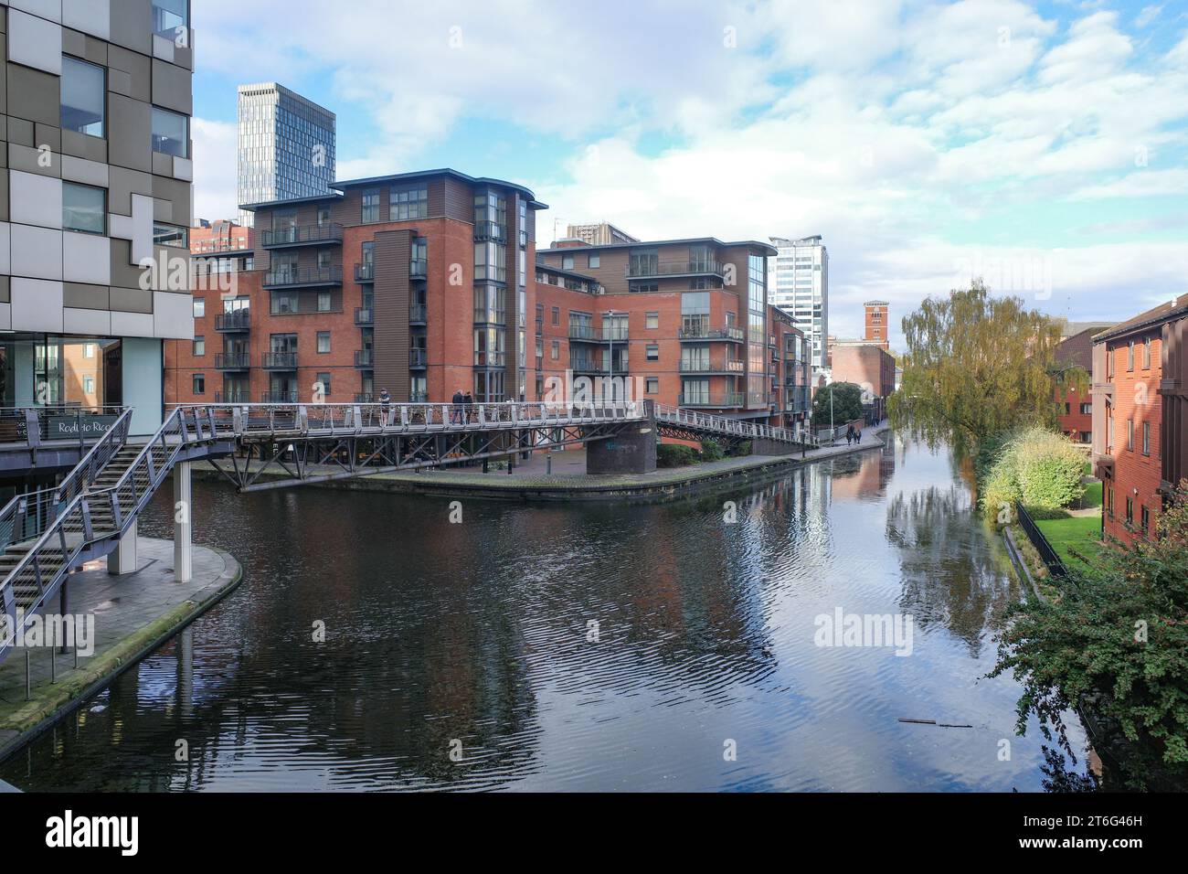 Birmingham, Großbritannien - 5. November 2023: Gebäude entlang des Worcester and Birmingham Canal Stockfoto