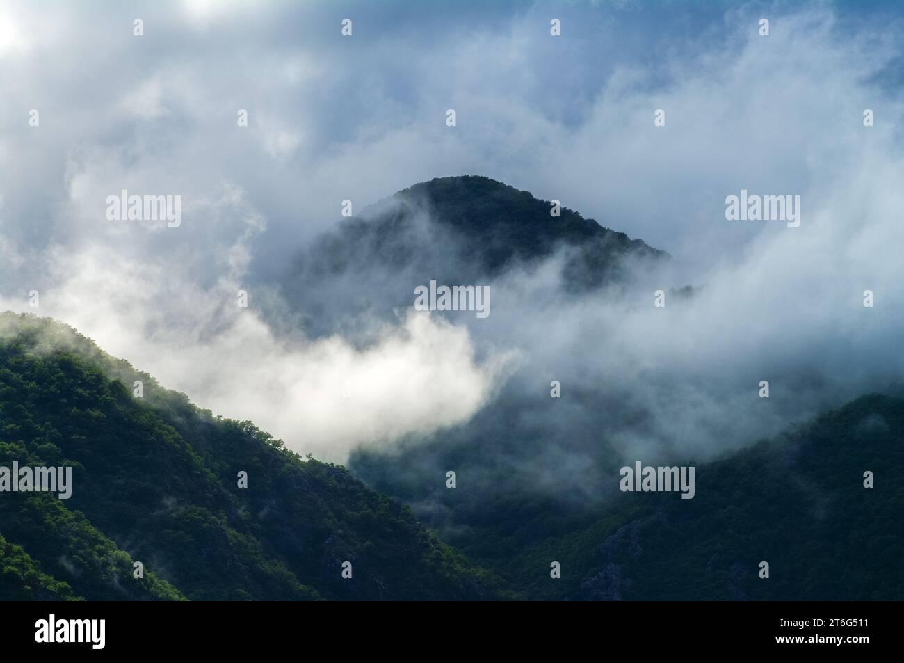 Berge nach dem Regen Stockfoto