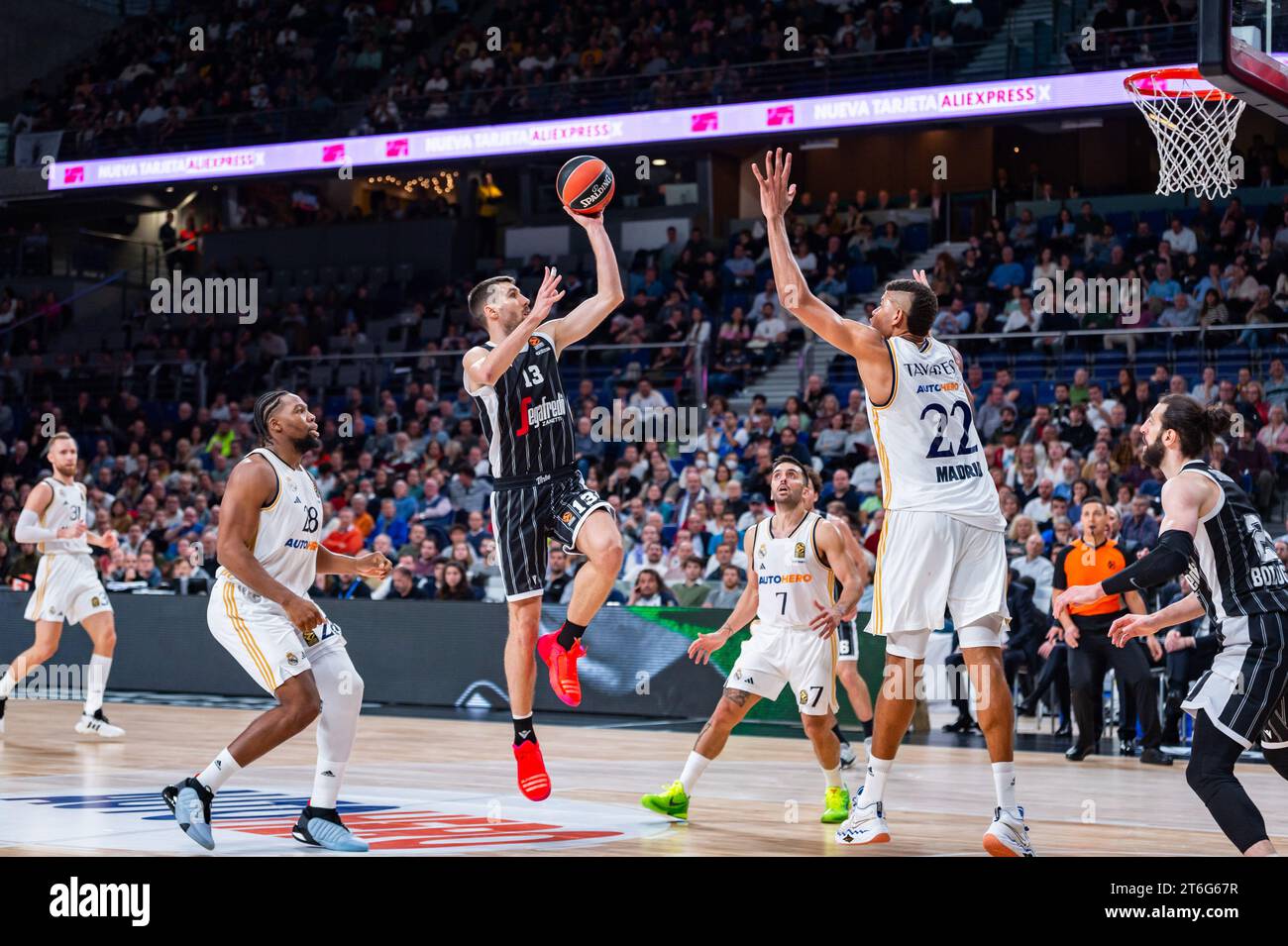 Madrid, Spanien. November 2023. Ognjen Dobric von Virtus Bologna (L) und Edy Tavares von Real Madrid (R) wurden während des Euroleague-Spiels 2022/23 zwischen Real Madrid und Virtus Bologna im Wizink Center gesehen. Real Madrid 100 : 74 Virtus Bologna Credit: SOPA Images Limited/Alamy Live News Stockfoto