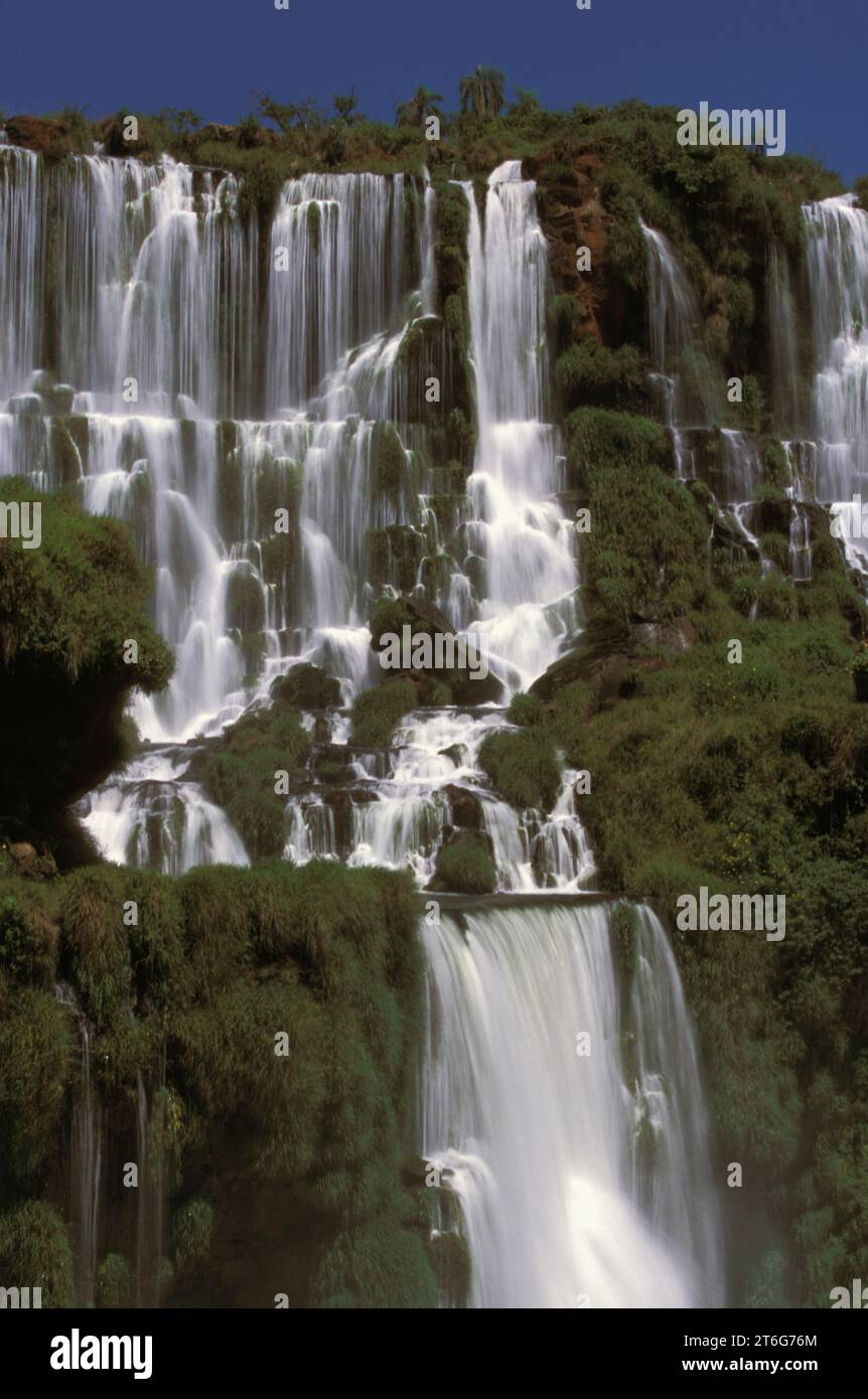 Die argentinischen Iguazu-Fälle sind Wasserfälle des Iguazu-Flusses und bilden die Grenze zwischen Argentinien und Brasilien. Stockfoto