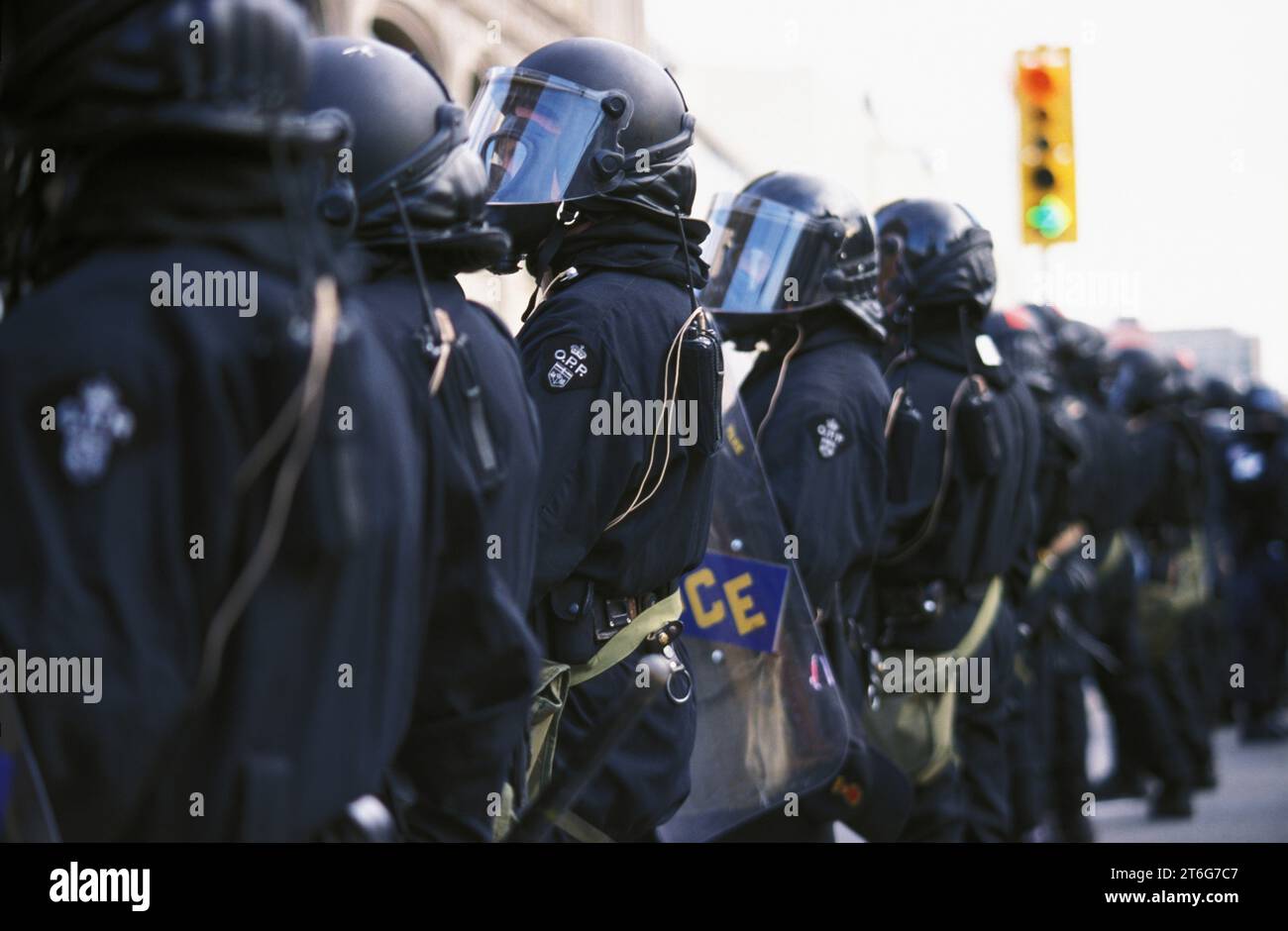 Die Aufständischen der RCMP und der Ontario Provincial Police (OPP) stehen bei den G20-Protesten in Ottawa im Jahr 2001 als Wache. Stockfoto
