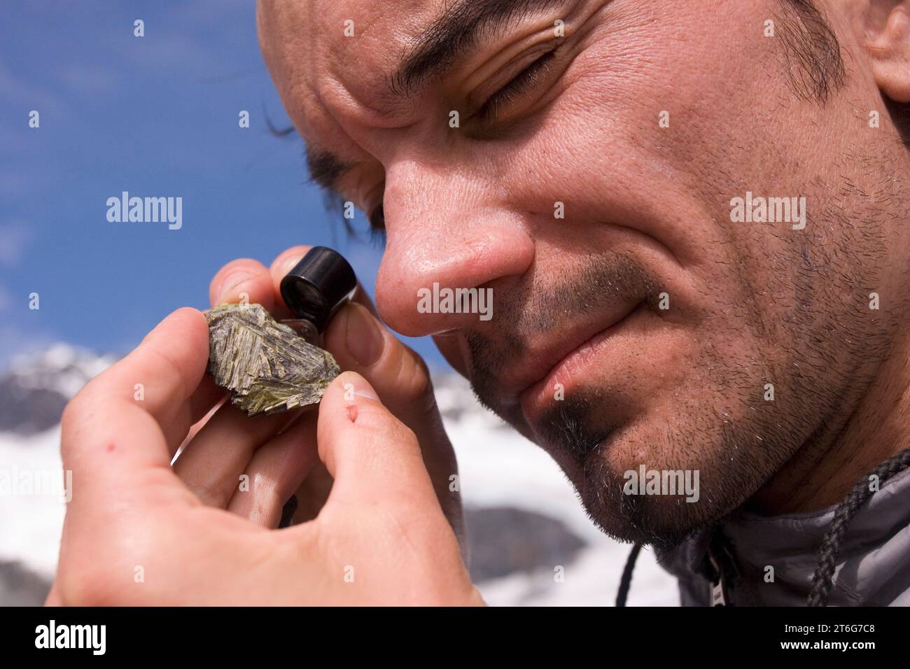 Ein Geologe untersucht eine Gesteinsprobe am Frobisher-Gletscher im Tatshenshini-Alsek Provincial Park, British Columbia. Stockfoto