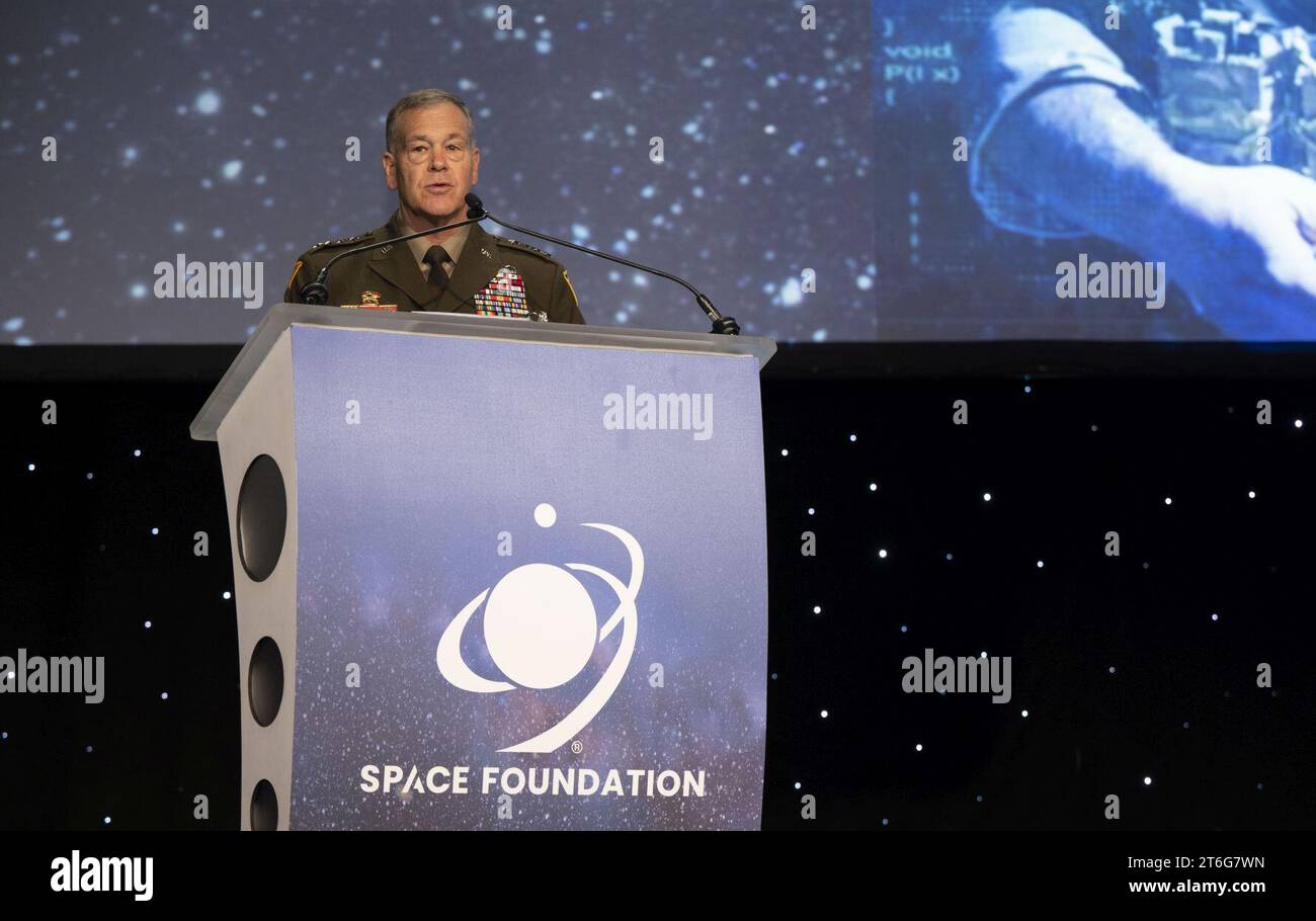 USSPACECOM Commander hebt bedeutende Fortschritte beim Start des Weltraumsymposiums 38 hervor (7775175) Stockfoto