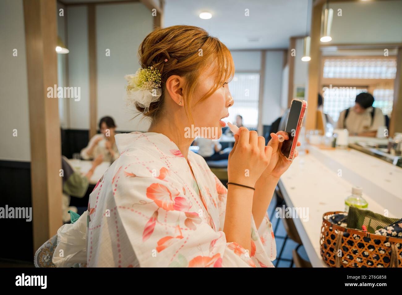 Porträt einer jungen Frau mit japanischem Yukata-Sommer-Kimono und Make-up in einem Teeladen. Kyoto, Japan. Stockfoto