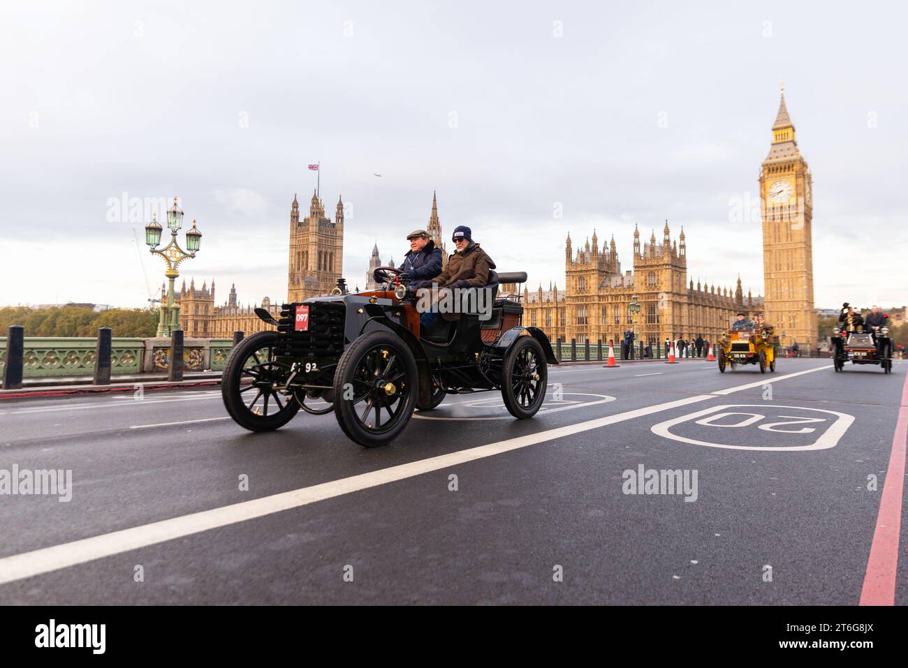 Cars, die an der Rennstrecke von London nach Brighton teilnehmen, Oldtimer-Veranstaltung, die durch Westminster, London, Großbritannien, führt. 1901 Panhard et Levassor Stockfoto