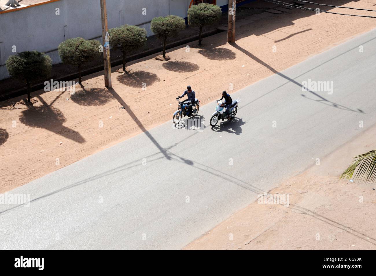 Zwei malische Männer fahren Motorräder Stockfoto