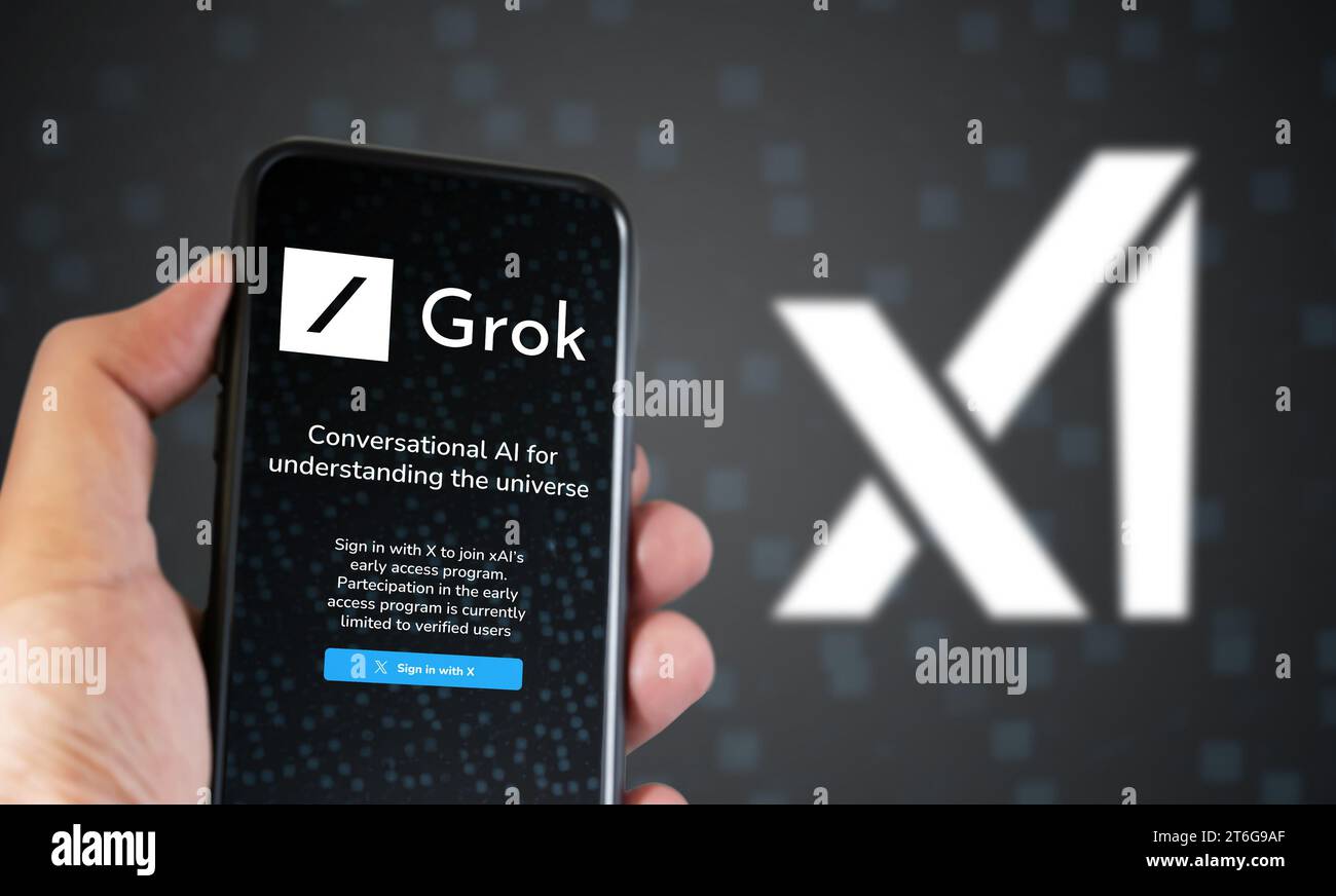 San Francisco, USA, 4. November 2023: Hand hält ein Smartphone mit einer Grok-Zugriffsseite auf dem Bildschirm. GROK ist eine konversationsgenerierende künstliche Intelligenz Stockfoto