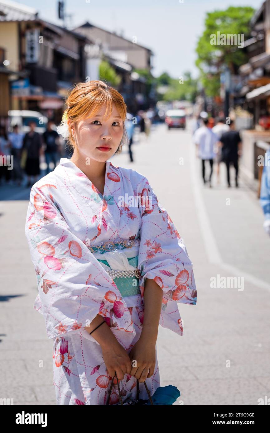 Porträt einer jungen Frau mit japanischem Yukata-Sommer-Kimono in der traditionellen Gion-Straße von Kyoto, Japan. Stockfoto