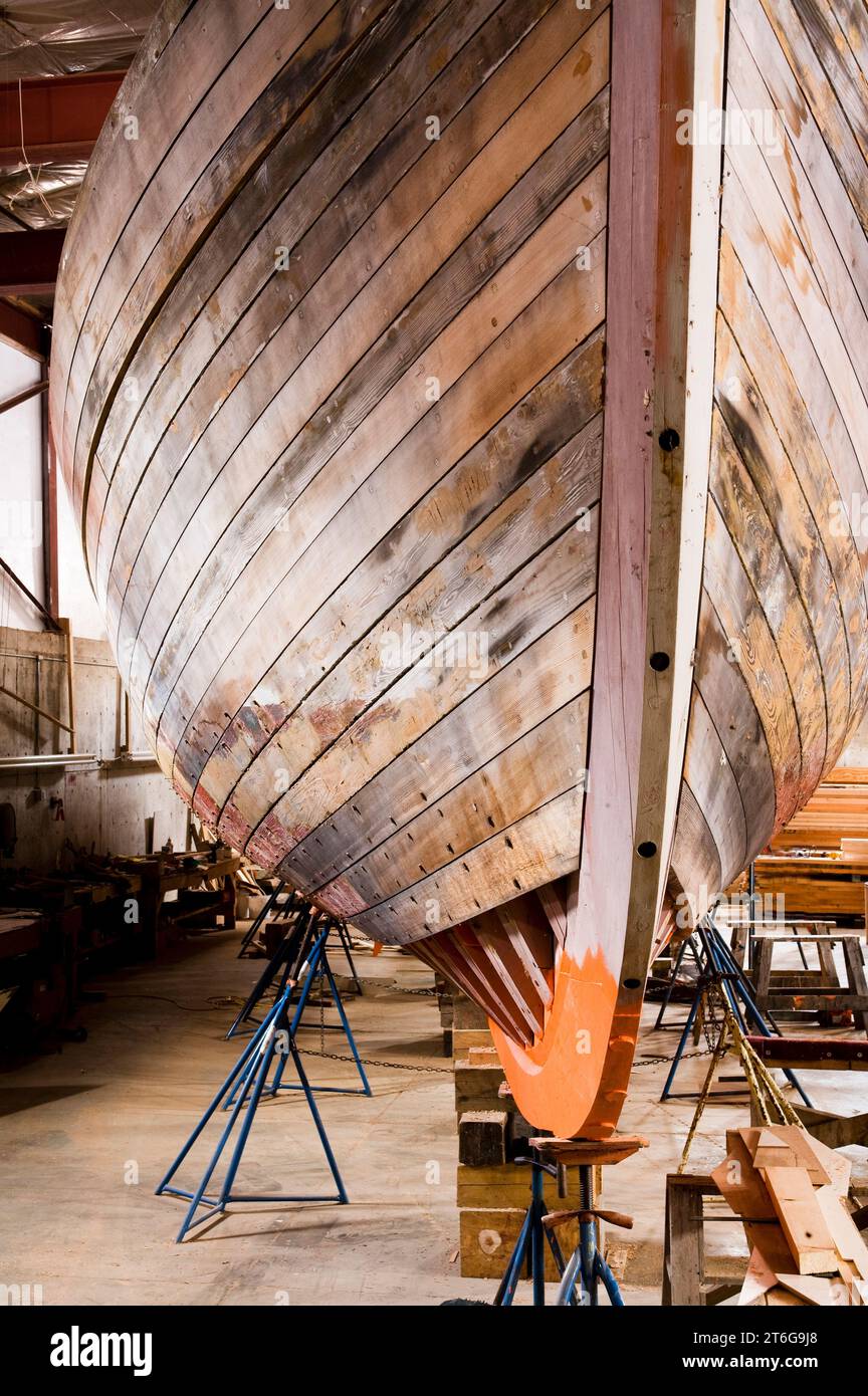 Ein Holzboot wird restauriert. Stockfoto