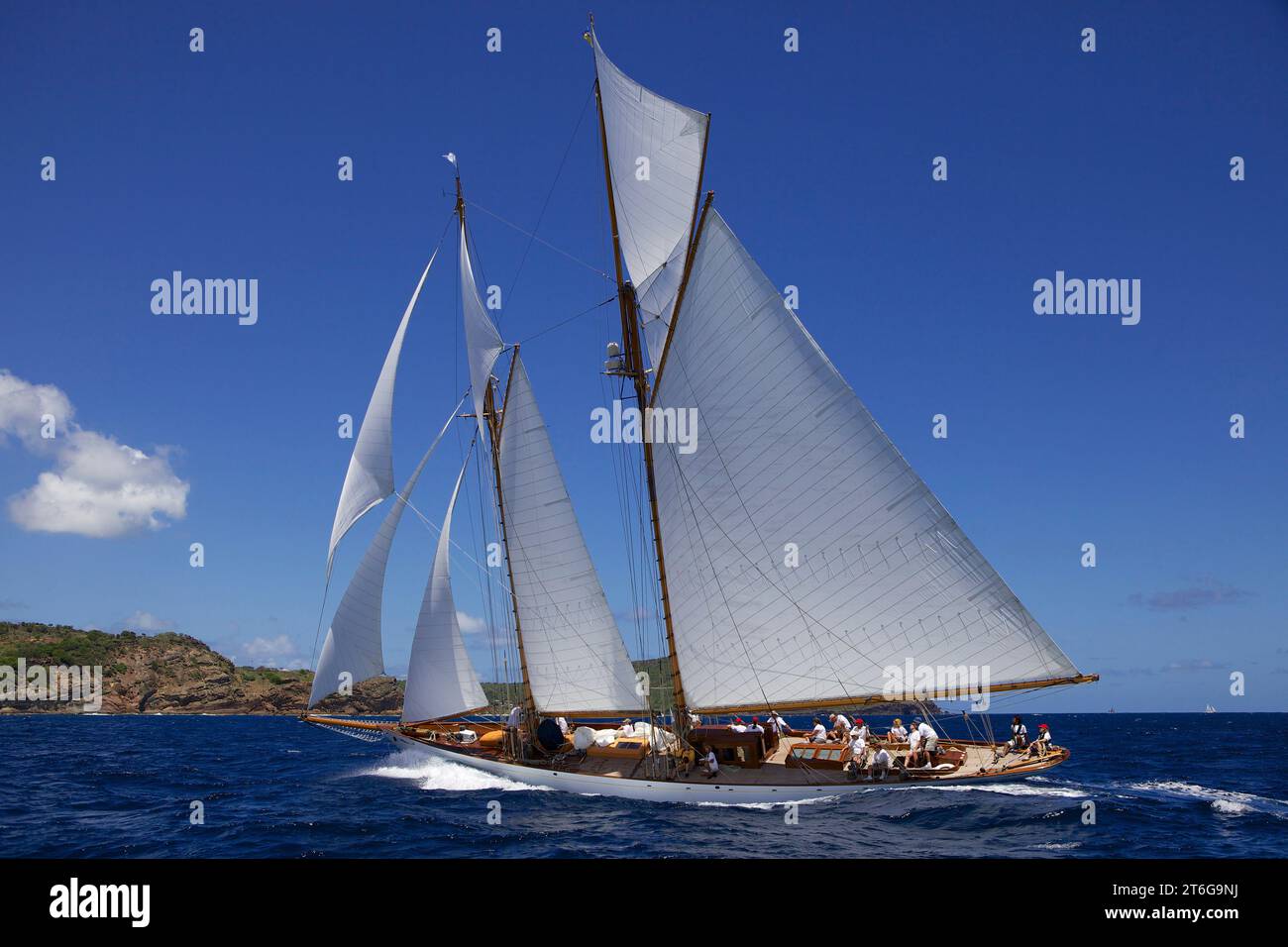 Segelyacht-Rennen in der Antigua Classic Yacht Regatta, Antigua, British West Indies. Stockfoto