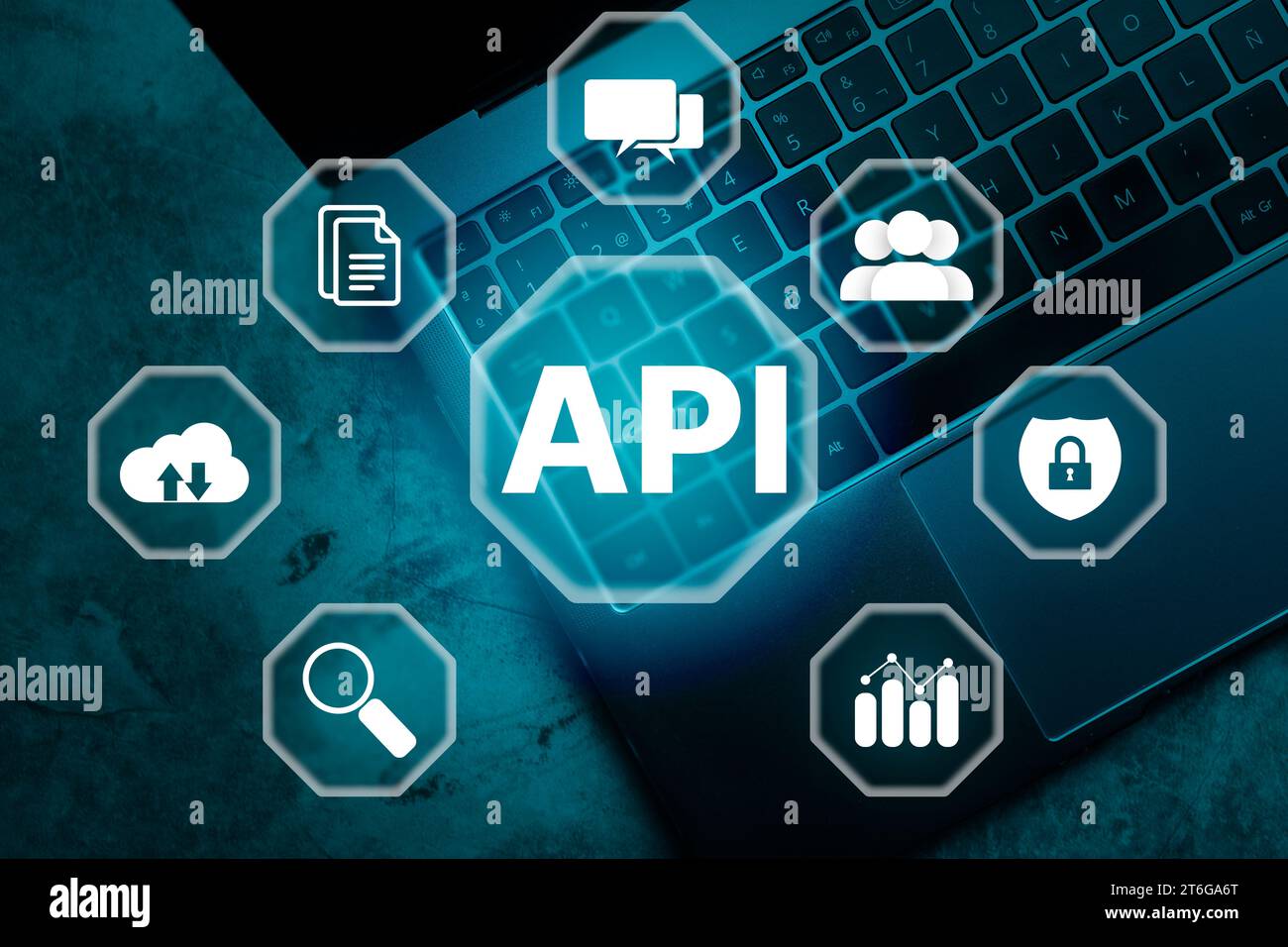 Top Viw Foto des Laptops mit API-Wort auf dem VR-Bildschirm und Multimedia-Symbolen. Internet- und Technologiekonzept. Business, Programmierung, Schnittstelle. Stockfoto