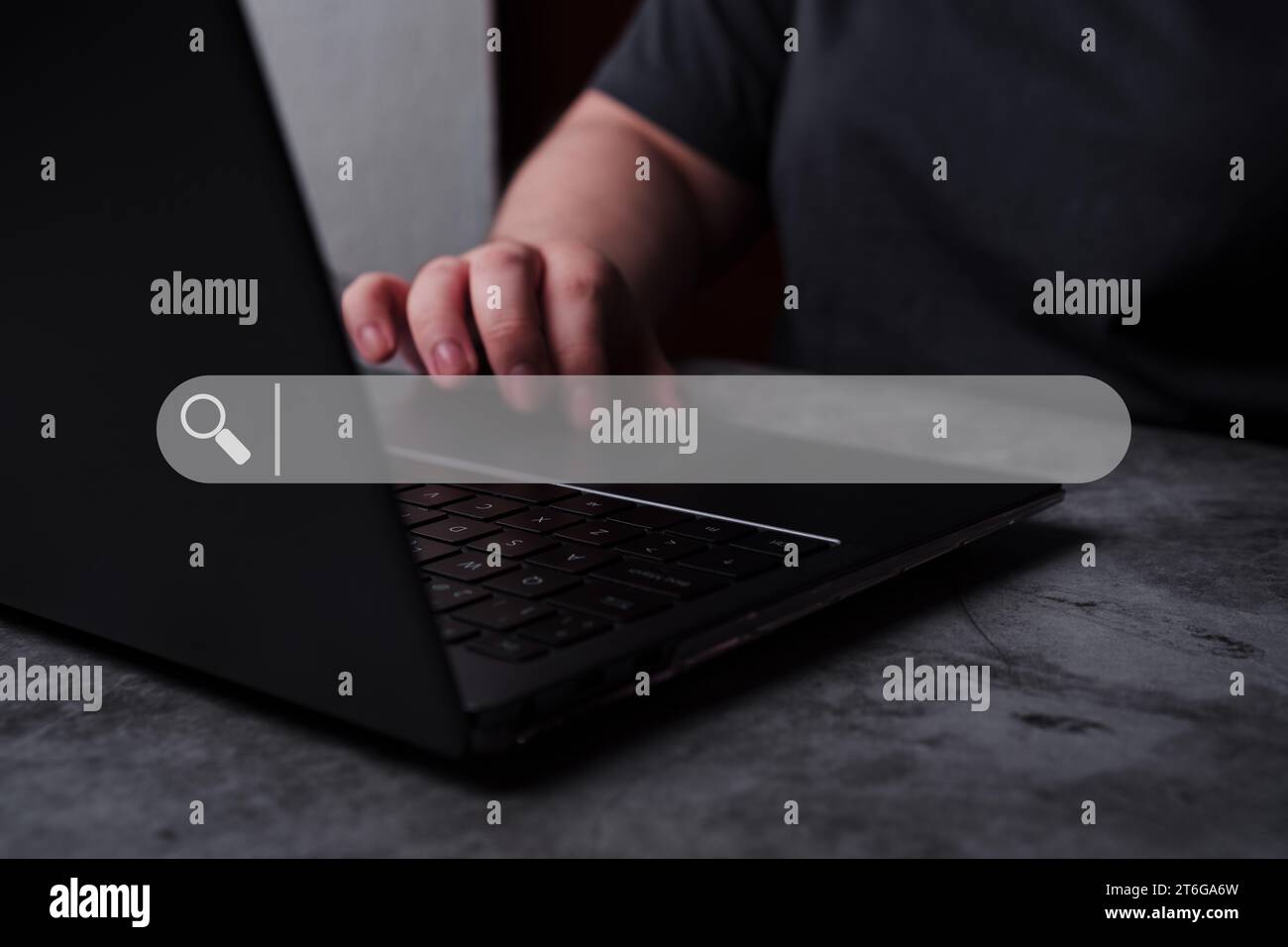 Frau, die einen Laptop mit VR-Suchleiste verwendet. SEO-Suchmaschinenoptimierungskonzept. Ranking des Traffics auf der Website. Browser-Konzept. Stockfoto