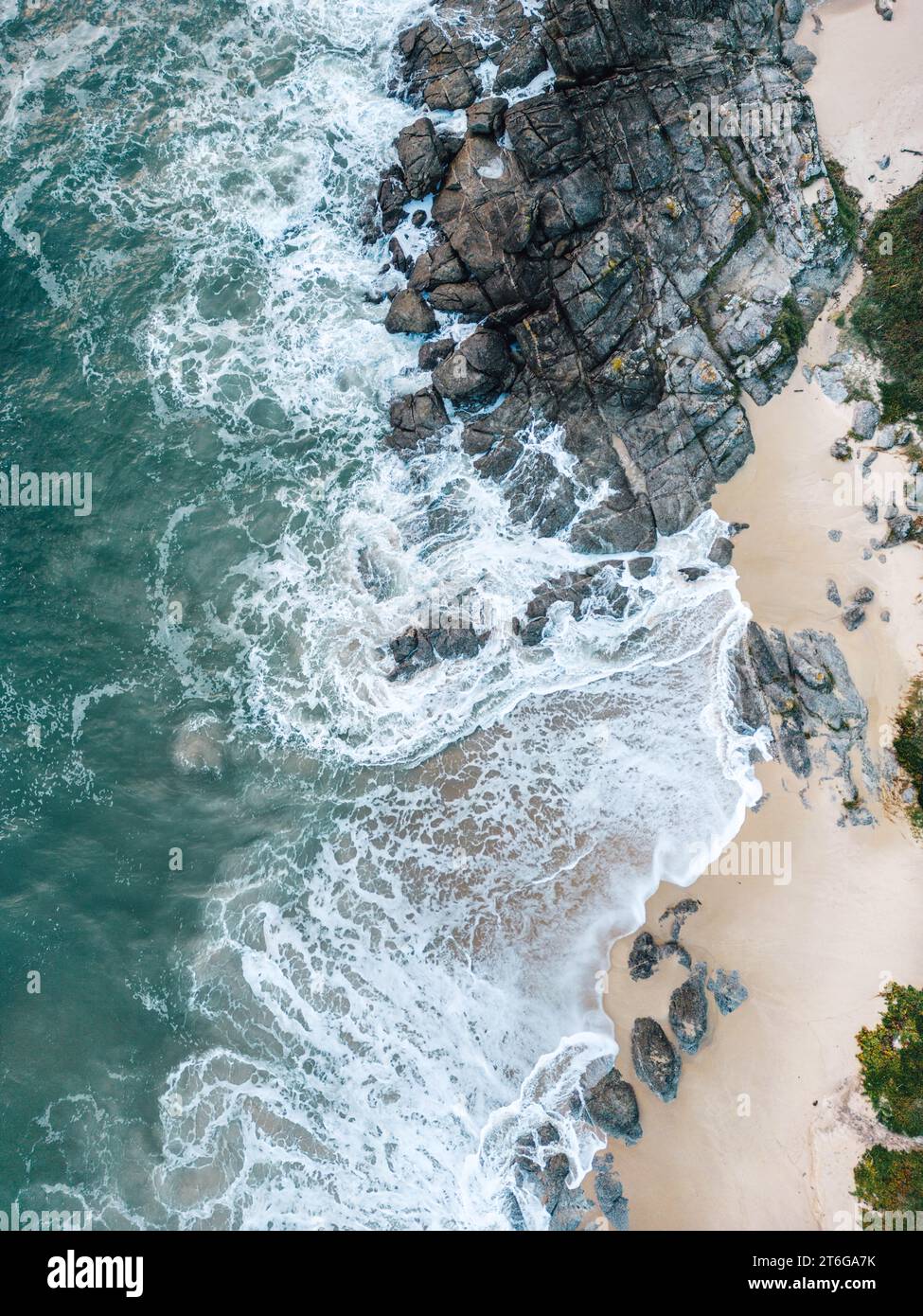 Aus der Vogelperspektive auf einen wilden weißen Sandstrand in Galicien, Spanien Stockfoto