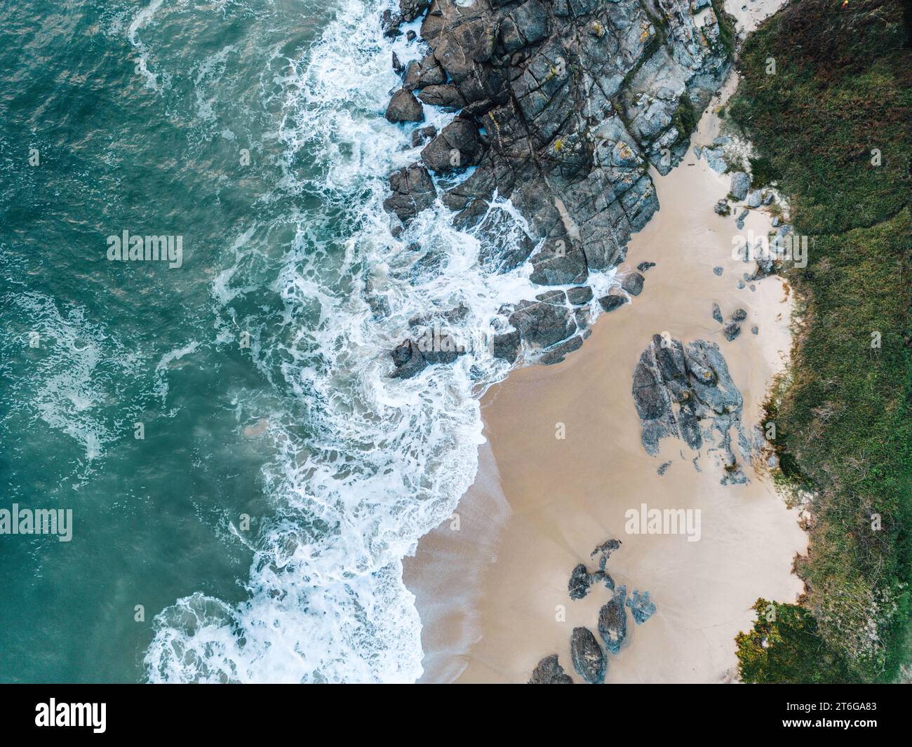 Aus der Vogelperspektive auf einen weißen Sandstrand und Felsen in Galicien, Spanien Stockfoto