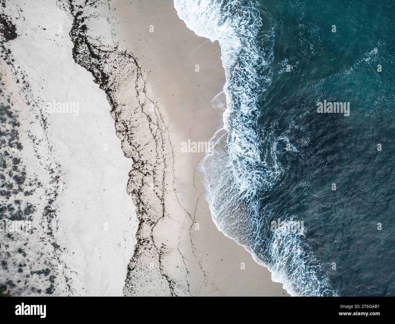 Blick aus der Vogelperspektive auf einen weißen Sandstrand mit türkisfarbenem Wasser in Galicien Stockfoto
