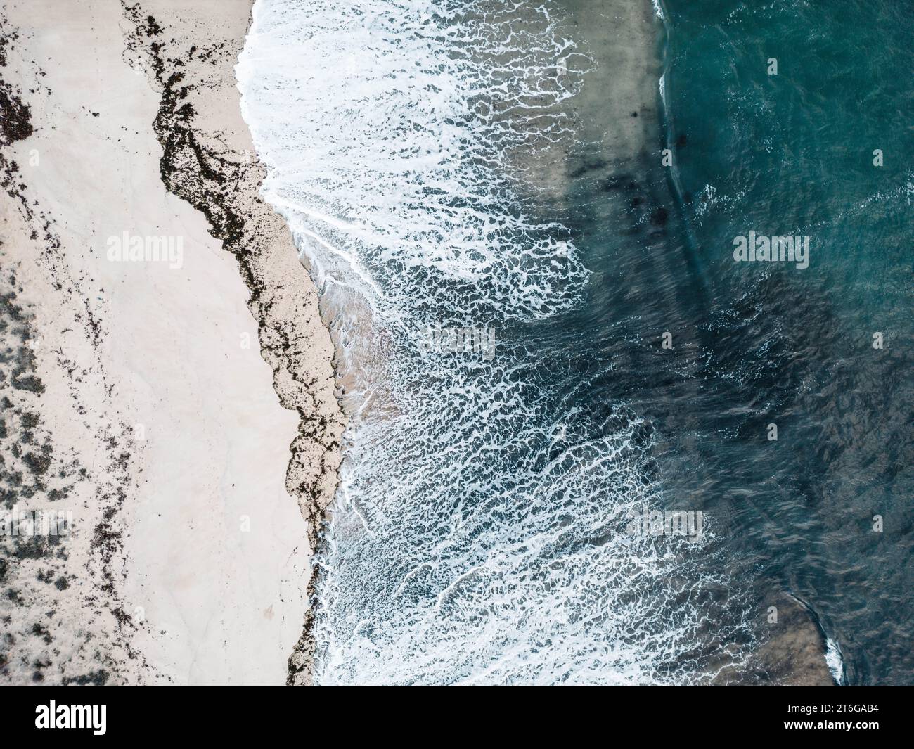 Blick aus der Vogelperspektive auf einen weißen Sandstrand mit türkisfarbenem Wasser in Galicien Stockfoto
