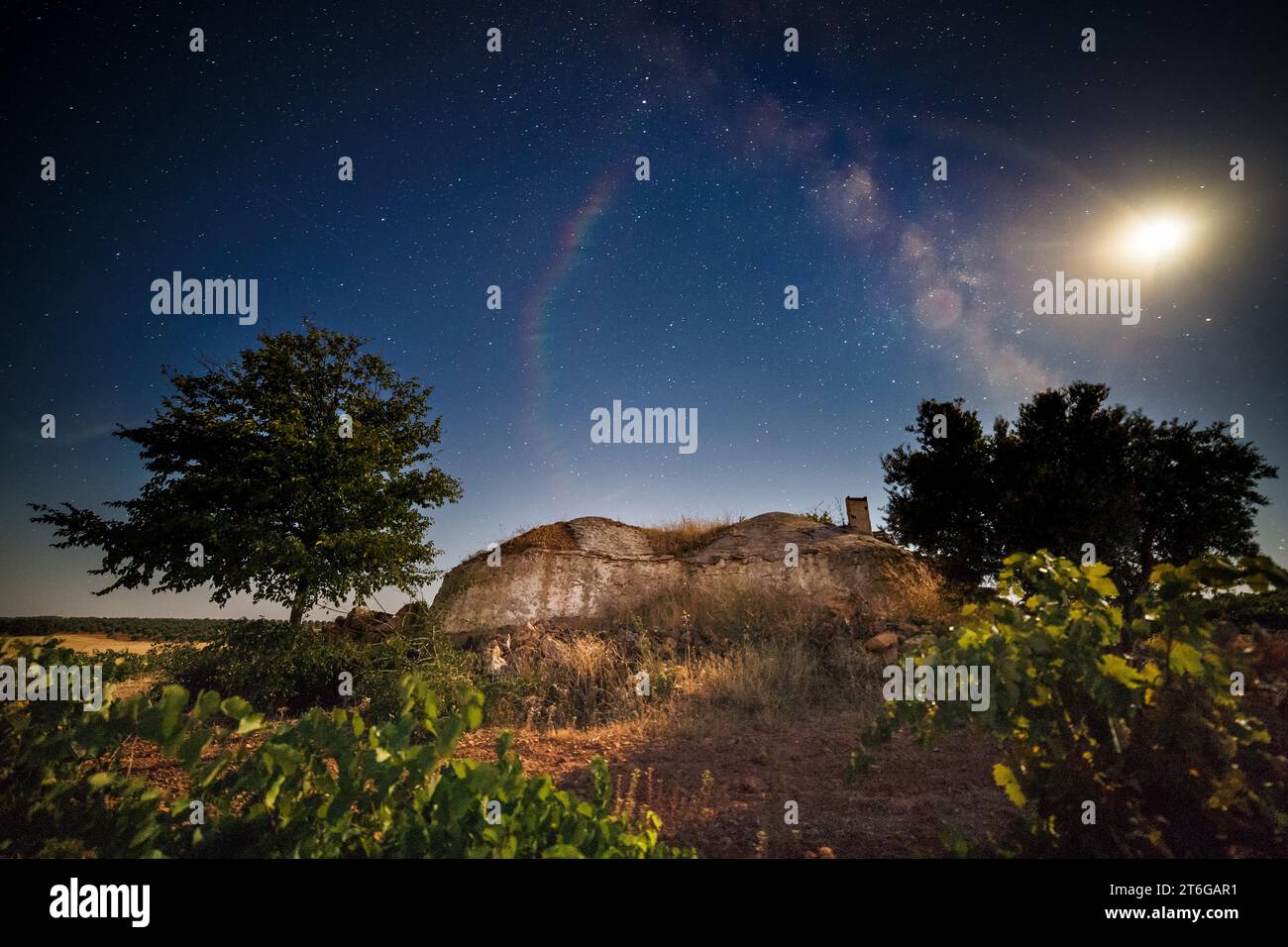 Landhaus, Bombo, unter dem Mond und der Milchstraße Stockfoto
