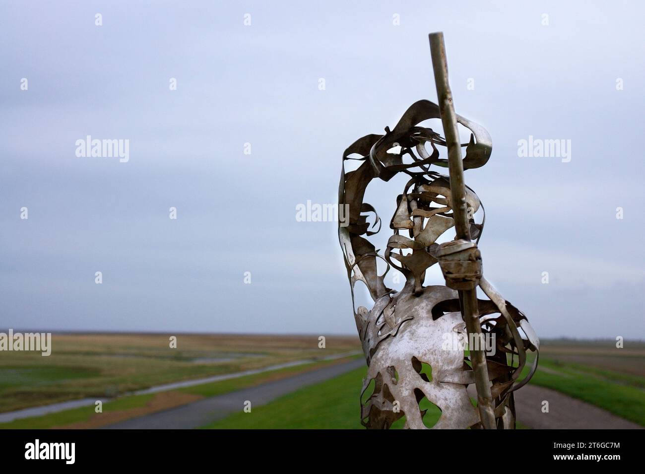 Edelstahlstatue eines Wattwasserläufers, der über die Watteflotte blickt. Stockfoto