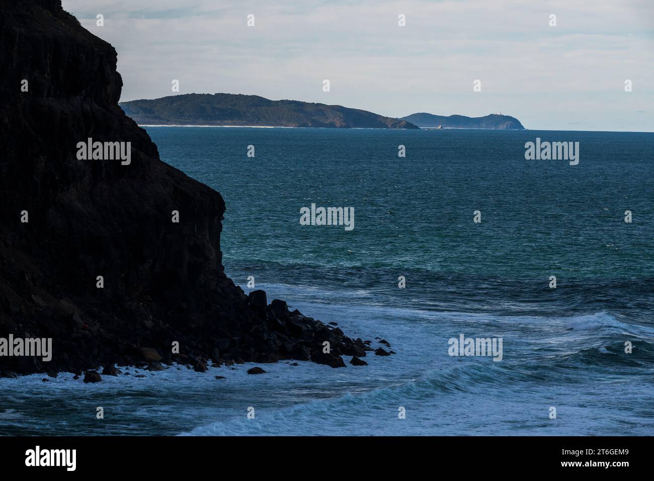 Küstenpanorama am Lennox Head, in der Nähe von Byron Bay, New South Wales - fängt das Wesen der Eleganz der östlichen Küste Australiens ein. Stockfoto