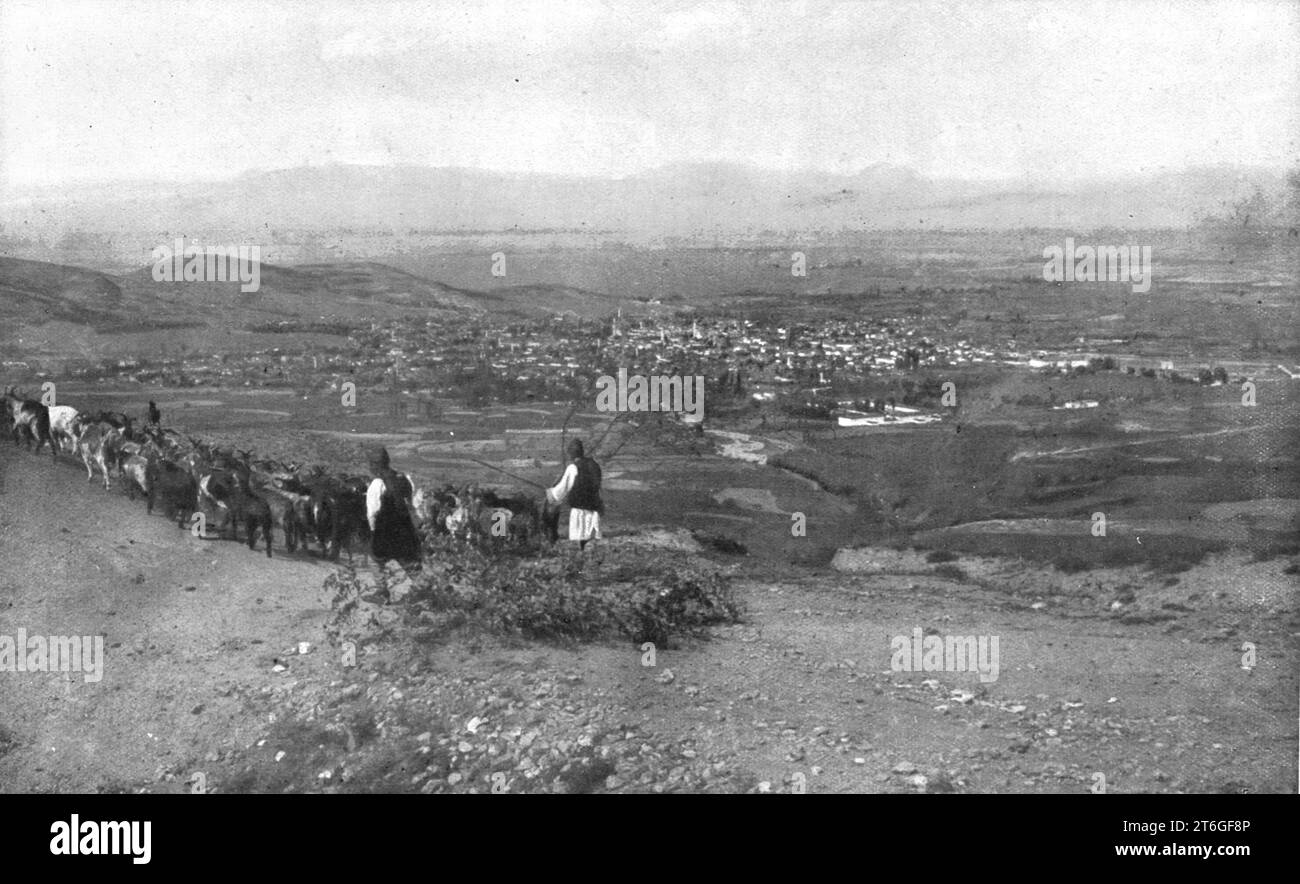 "Sur la Route de Monastir ; Monastir, vue des hauteurs du Sud-Ouest ; A l'Horizon, les montagnes de Prilep", 1916. Aus L'Album de la Guerre 1914-1919, Band 1 [L'Illustration, Paris, 1924]. Stockfoto