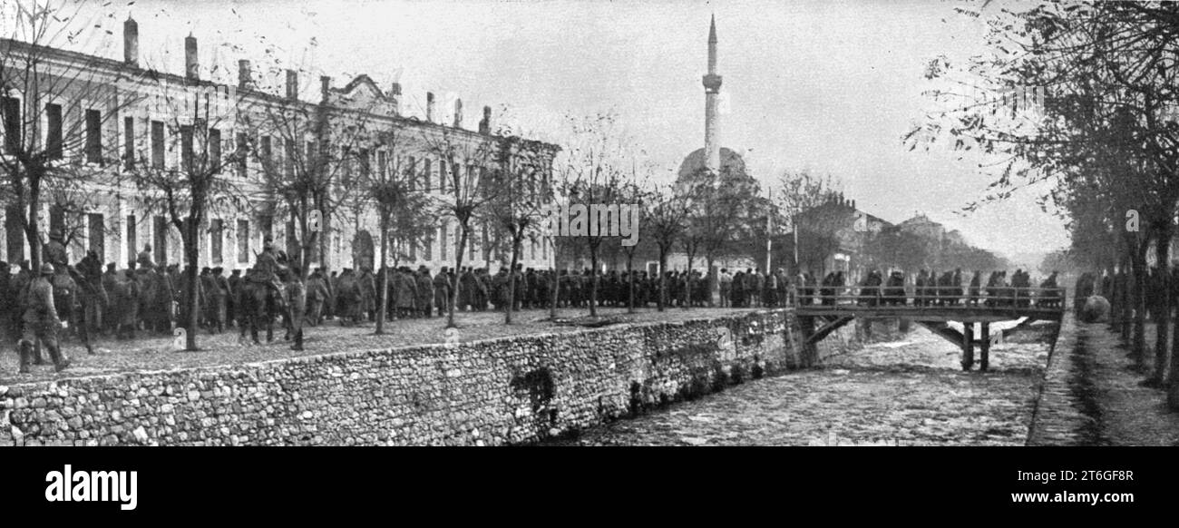 "La derniere etape de l'offensive; defile de Prisonniers bulgares a monastir, le 19 novembre 1916, sur les quais de la riviere Dragor qui traverse la ville", 1916. Aus L'Album de la Guerre 1914-1919, Band 1 [L'Illustration, Paris, 1924]. Stockfoto