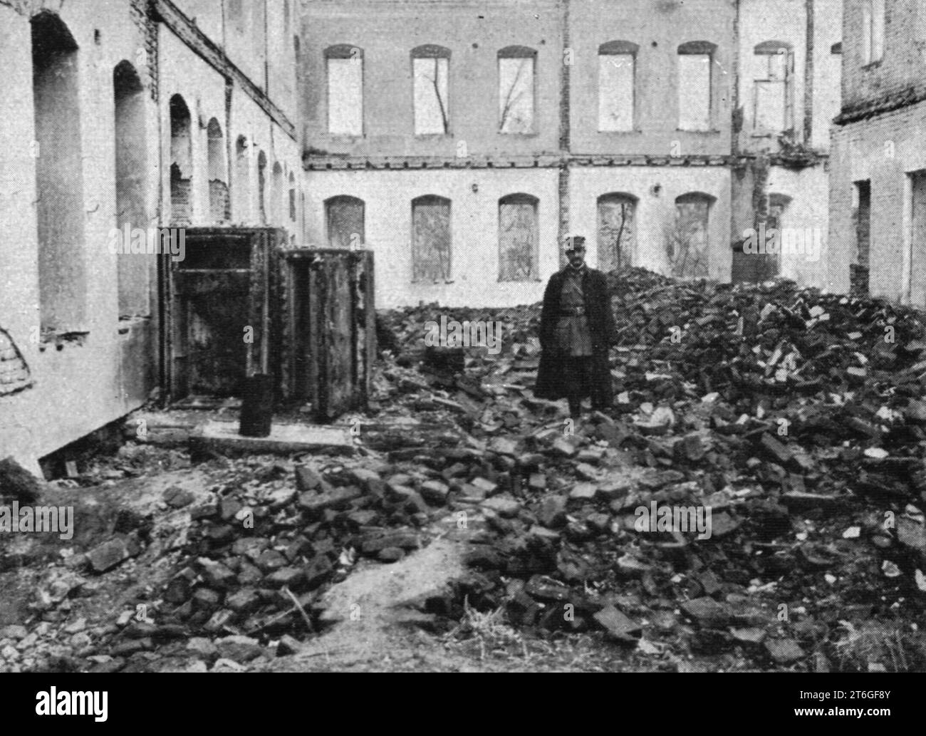 "La derniere etape de l'offensive; Les Coffres-Forts pilles par les Allemands dans la Prefecture incendiee", 1916. Aus L'Album de la Guerre 1914-1919, Band 1 [L'Illustration, Paris, 1924]. Stockfoto