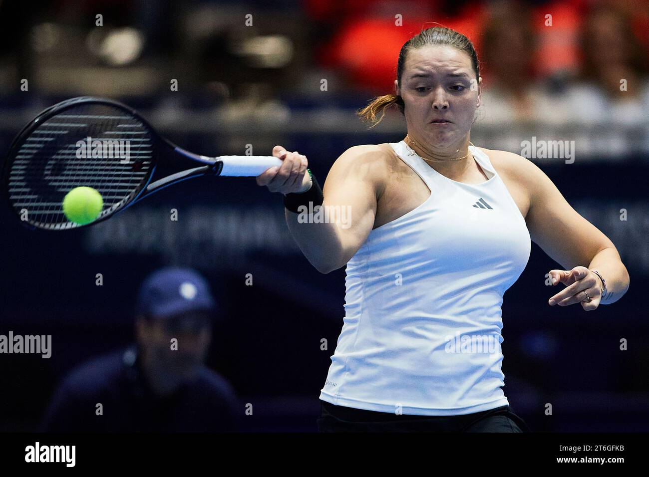 Sevilla, Spanien, 10. November 2023. Jule Niemeier aus Deutschland während des Spiels erneut Clara Burel aus Frankreich beim Billie Jean King Cup Finale in Sevilla. Kredit: Omar Arnau Kredit: Saolab/Alamy Live News Stockfoto