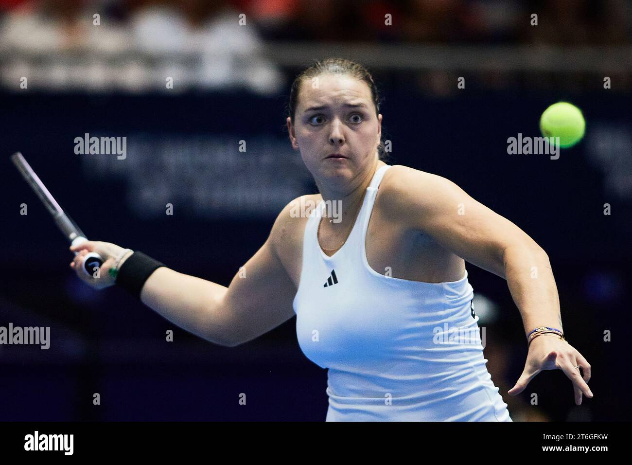 Sevilla, Spanien, 10. November 2023. Jule Niemeier aus Deutschland während des Spiels erneut Clara Burel aus Frankreich beim Billie Jean King Cup Finale in Sevilla. Kredit: Omar Arnau Kredit: Saolab/Alamy Live News Stockfoto
