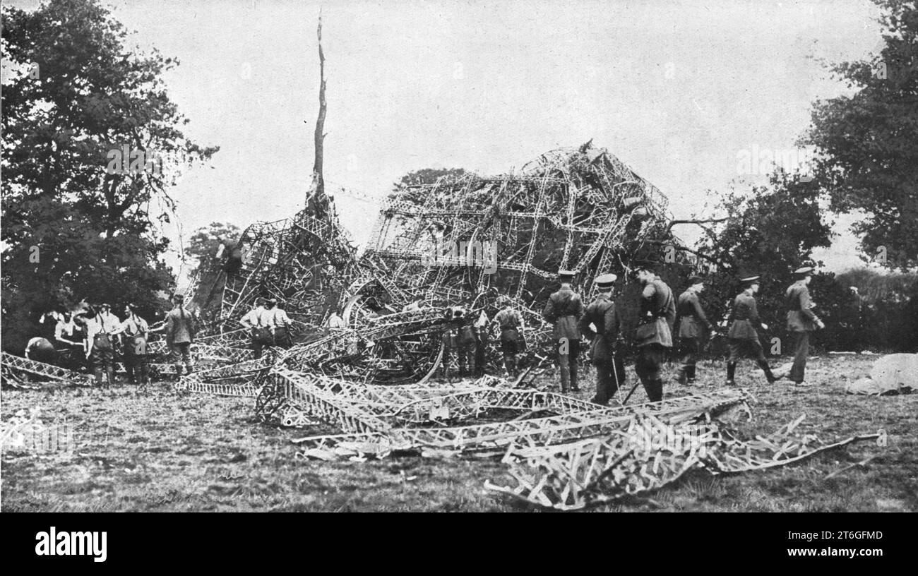 "Les epaves de l'Air; Les debris du zeppelin L-32 abattu a coups de canon, dans la nuit du 23 au 24 Septembre 1916, et venu s'empaler sur un arbre dans la campagne du comte d'Essex", 1916. Aus L'Album de la Guerre 1914-1919, Band 1 [L'Illustration, Paris, 1924]. Stockfoto