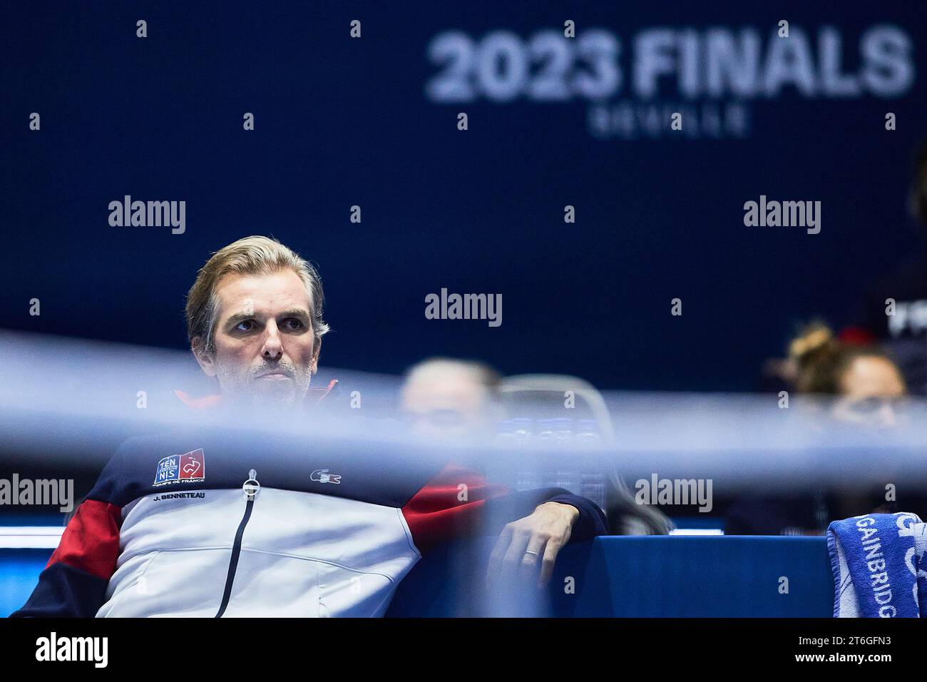 Sevilla, Spanien, 10. November 2023. Julien Benneteau Kapitän von Frankreich während des Spiels von Clara Burel von Frankreich erneut Jule Niemeier von Deutschland im Billie Jean King Cup Finale in Sevilla. Kredit: Omar Arnau Kredit: Saolab/Alamy Live News Stockfoto