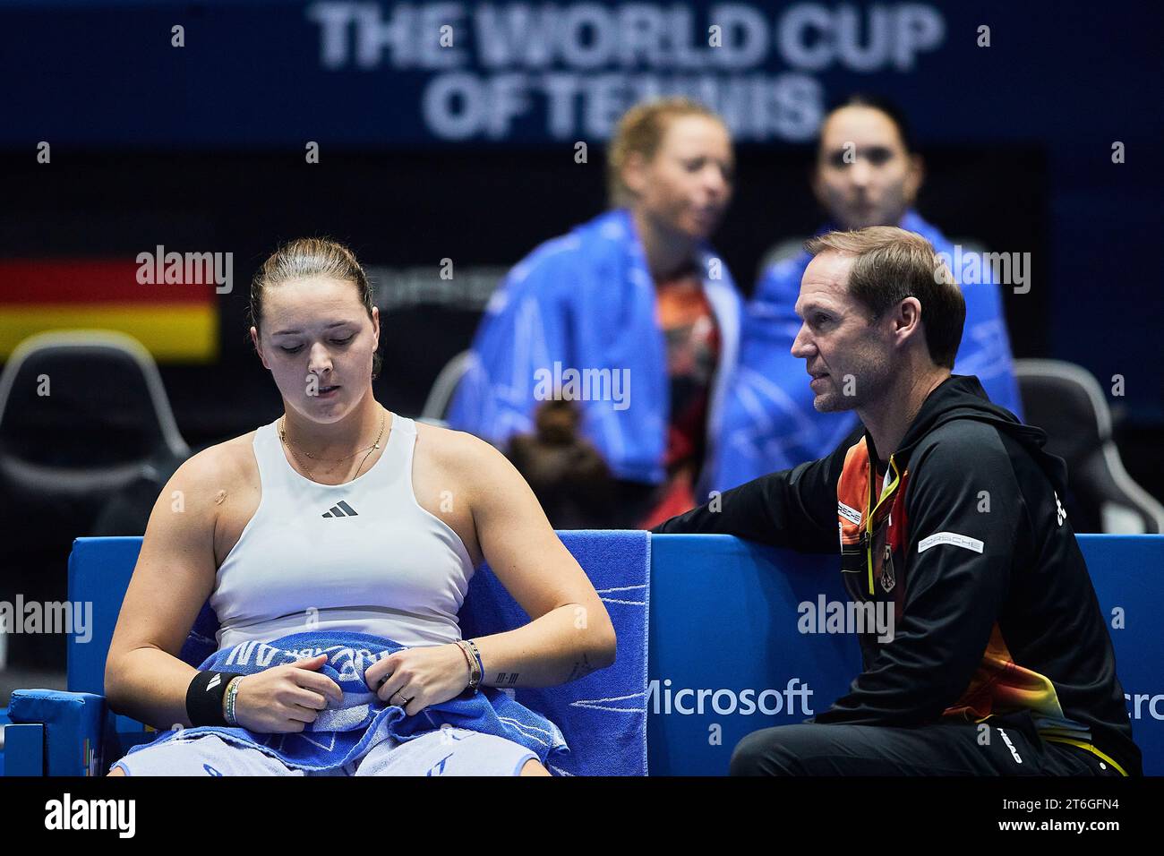 Sevilla, Spanien, 10. November 2023. Jule Niemeier und Xantippe Vassiliadou Kapitän von Deutschland während des Spiels erneut Clara Burel von Frankreich beim Billie Jean King Cup Finale in Sevilla. Kredit: Omar Arnau Kredit: Saolab/Alamy Live News Stockfoto