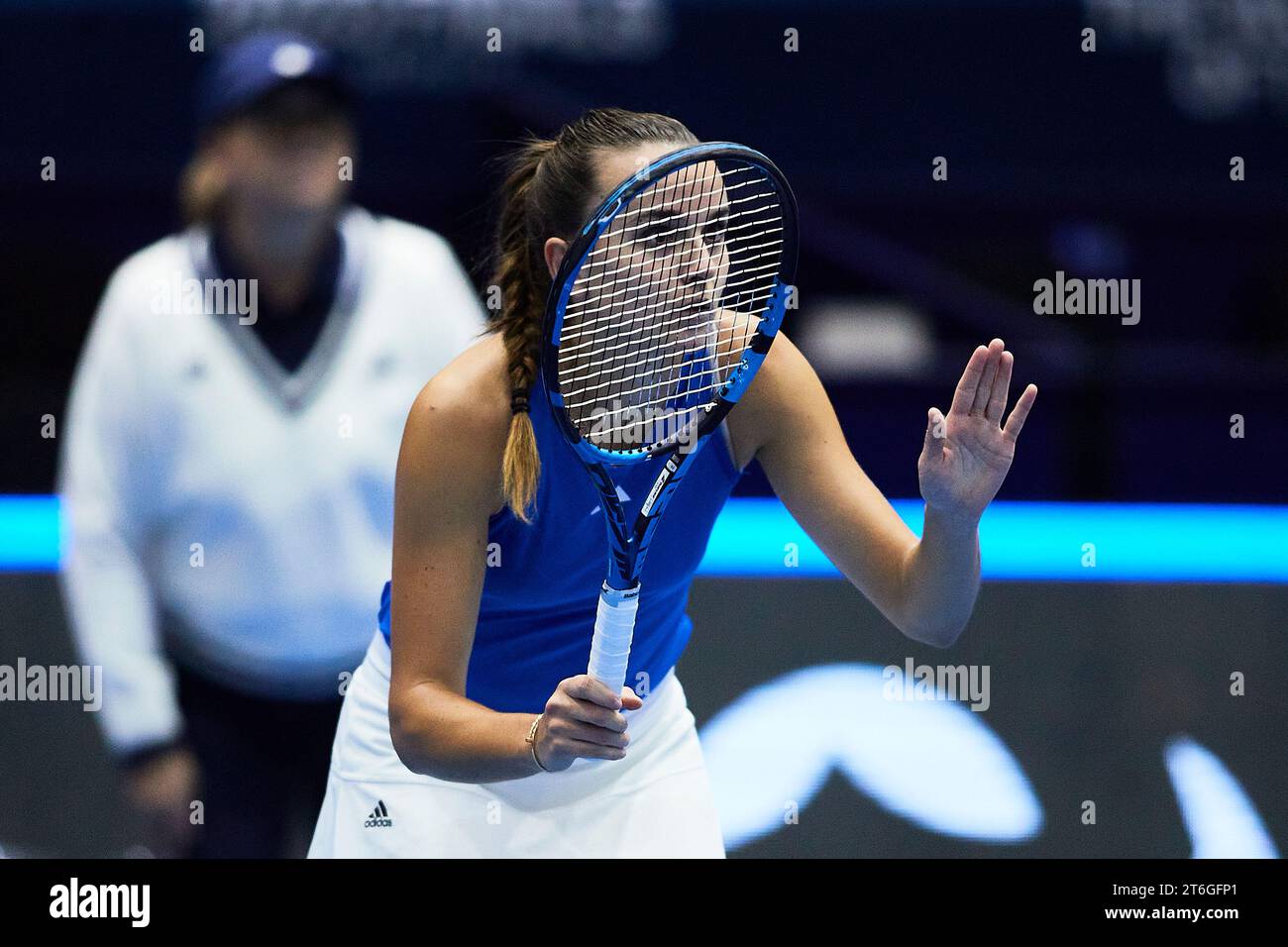 Sevilla, Spanien, 10. November 2023. Clara Burel aus Frankreich während des Spiels erneut Jule Niemeier aus Deutschland beim Billie Jean King Cup Finale in Sevilla. Kredit: Omar Arnau Kredit: Saolab/Alamy Live News Stockfoto